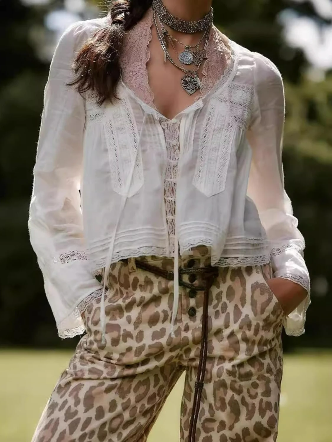 Белая кружевная блузка в стиле бохо для женщин, хлопковая, весна-лето, с расклешенными длинными рукавами, на завязках спереди, на пуговицах, полупрозрачная, пляжная, повседневная, женская
Белая кружевная блузка в стиле бохо для женщин, хлопковая, весна-лето, с расклешенными длинными рукавами, на завязках спереди, на пуговицах, полупрозрачная, пляжная, повседневная, женская