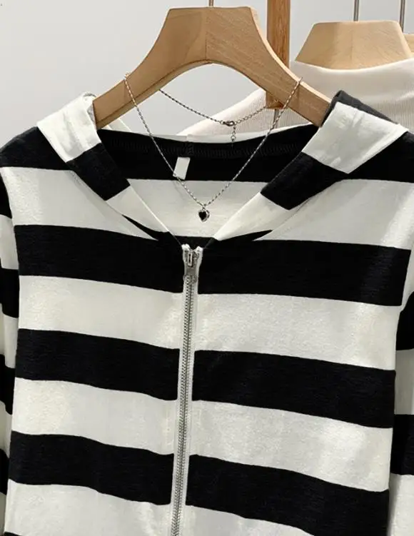 Top Women 2025 Spring Autumn New Fashion Vacation Versatile Zipper Long Sleeved Jacket Hooded Casual Striped Daily Top
Top Women 2025 Spring Autumn New Fashion Vacation Versatile Zipper Long Sleeved Jacket Hooded Casual Striped Daily Top