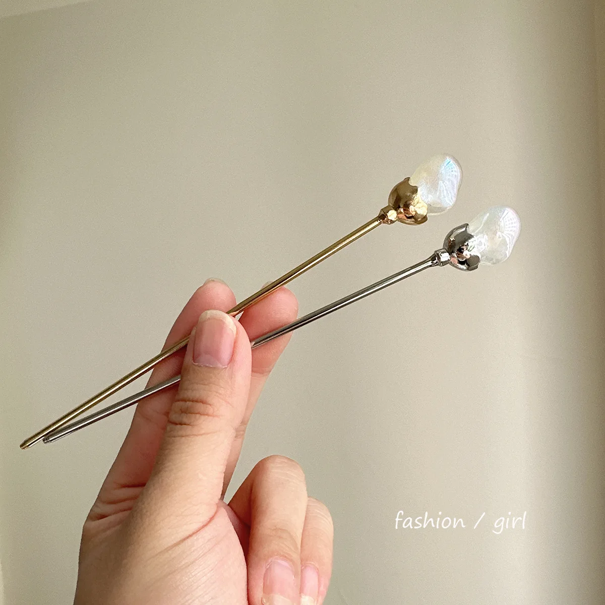 Iridescent Shell Pearl Hairpin Baroque New Chinese Bun Styling Simple Vintage Elegant For Daily Wear
Iridescent Shell Pearl Hairpin Baroque New Chinese Bun Styling Simple Vintage Elegant For Daily Wear