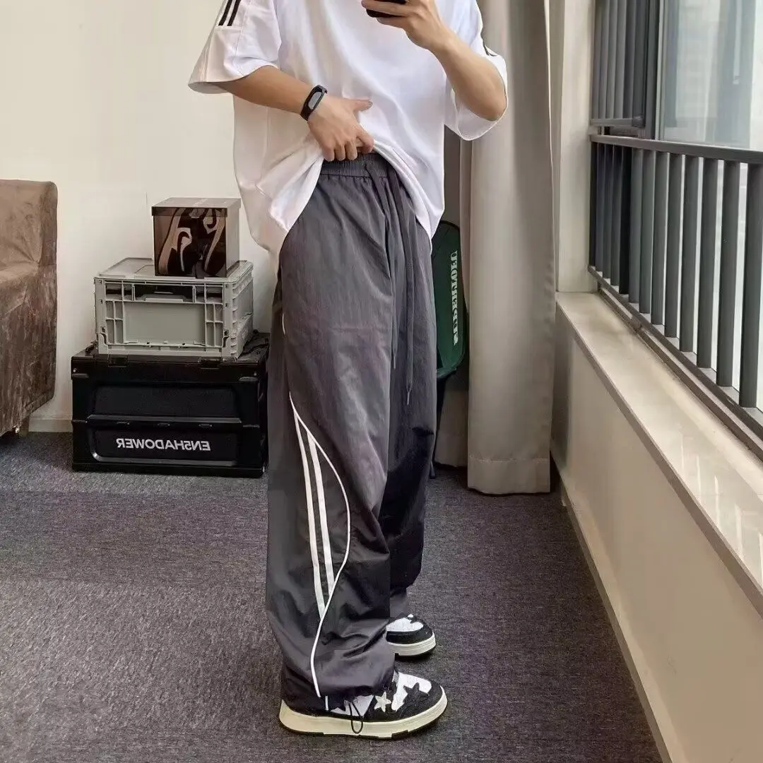 Американские спортивные брюки в полоску унисекс, винтажные повседневные широкие брюки прямого кроя с завязками, модные уличные штаны
Американские спортивные брюки в полоску унисекс, винтажные повседневные широкие брюки прямого кроя с завязками, модные уличные штаны