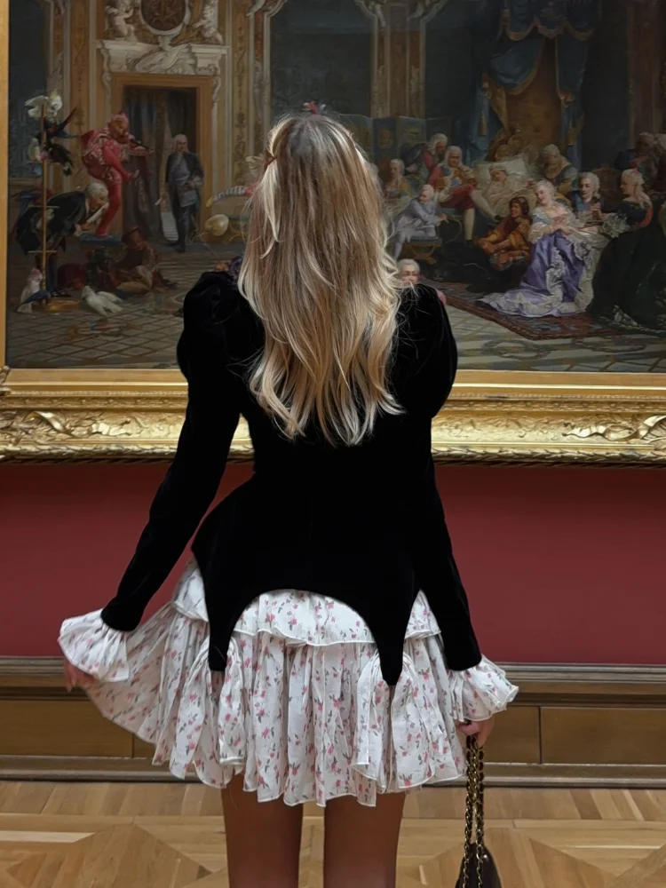 Женское черное бархатное готическое мини-платье с рюшами, кружевной отделкой, пышными рукавами, застежкой на пуговицы спереди, облегающее, элегантное, для вечеринок, вечерних мероприятий и повседневной носки
Женское черное бархатное готическое мини-платье с рюшами, кружевной отделкой, пышными рукавами, застежкой на пуговицы спереди, облегающее, элегантное, для вечеринок, вечерних мероприятий и повседневной носки