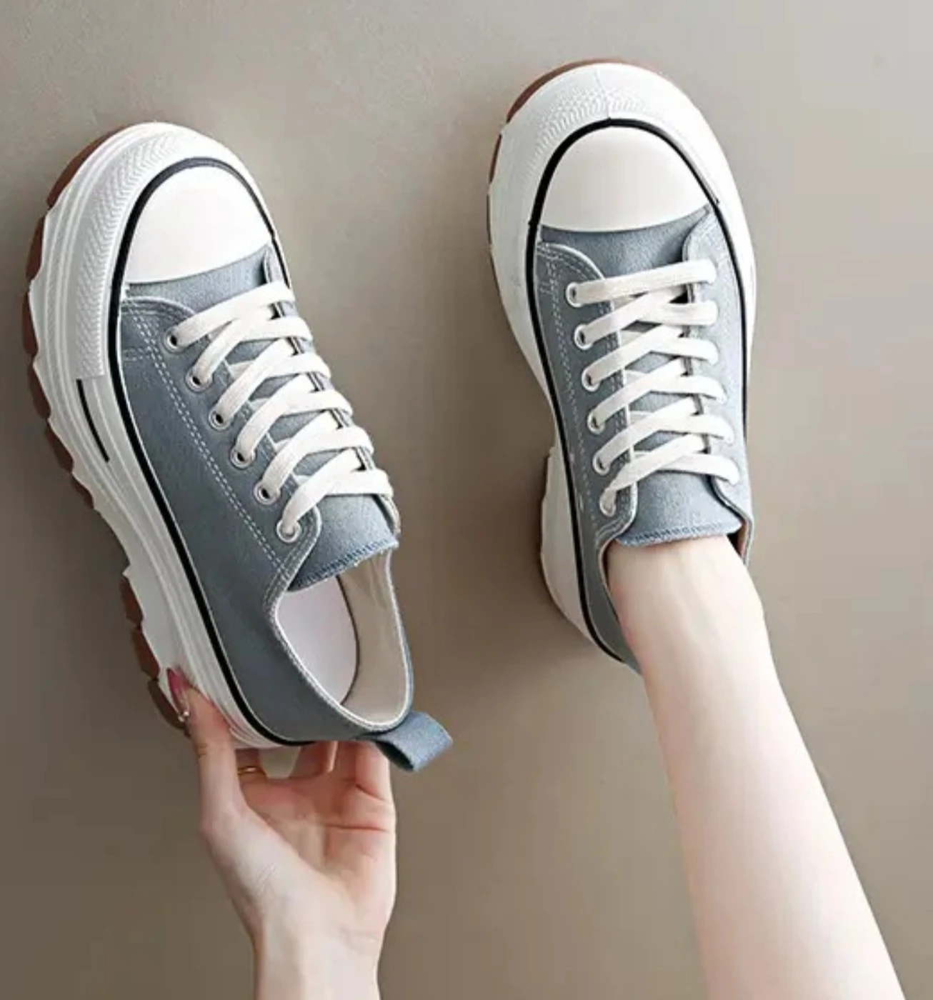 Новинка осени 202, парусиновая обувь на платформе для женщин, дышащие кроссовки на шнуровке, белая повседневная модная обувь на массивной подошве, повседневная одежда
Новинка осени 202, парусиновая обувь на платформе для женщин, дышащие кроссовки на шнуровке, белая повседневная модная обувь на массивной подошве, повседневная одежда