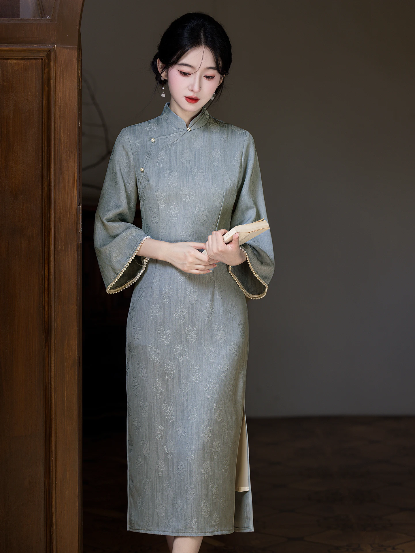 Синий ретро-стиль, новый китайский дизайн, большой размер, по старинным технологиям, 2026, улучшенный национальный стиль, высококачественная повседневная одежда
Синий ретро-стиль, новый китайский дизайн, большой размер, по старинным технологиям, 2026, улучшенный национальный стиль, высококачественная повседневная одежда