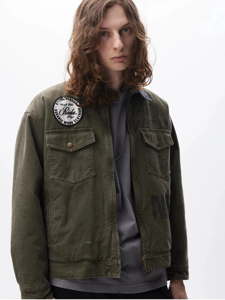 Ретро-рабочая одежда: винтажная куртка с четырьмя карманами, осенне-зимняя, для многослойного ношения, с эффектом потертости, свободного кроя, из хлопка.
Ретро-рабочая одежда: винтажная куртка с четырьмя карманами, осенне-зимняя, для многослойного ношения, с эффектом потертости, свободного кроя, из хлопка.