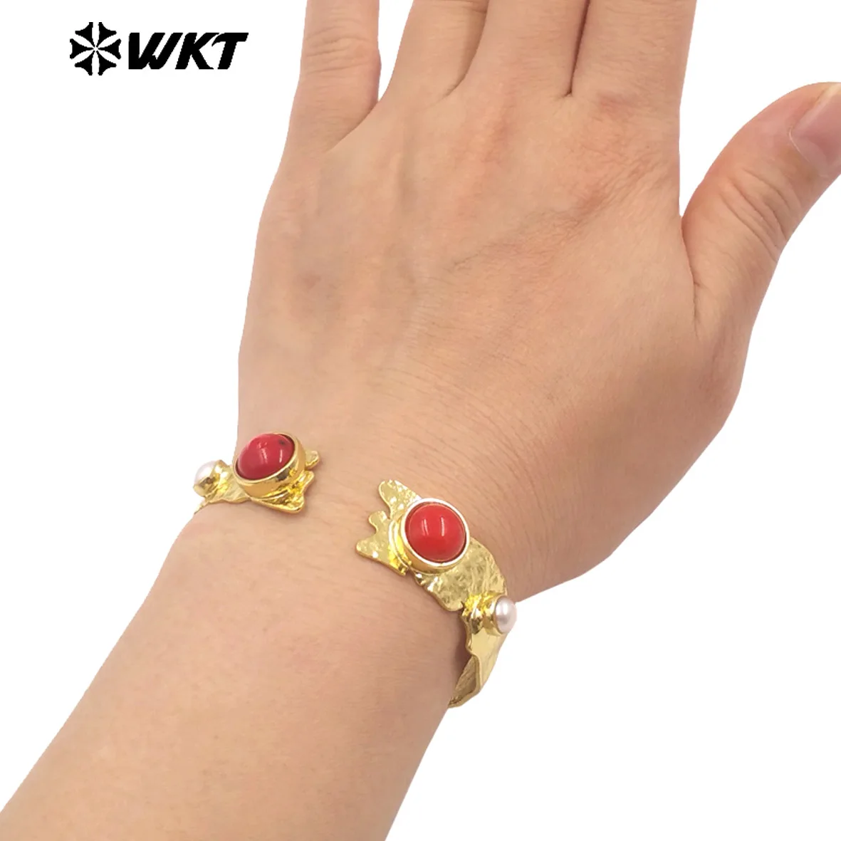 Оптовая продажа: Новинка! Женский браслет MPB110 в богемном винтажном стиле с натуральным красным кораллом и двойным камнем, регулируемый, с покрытием из 18-каратного золота
Оптовая продажа: Новинка! Женский браслет MPB110 в богемном винтажном стиле с натуральным красным кораллом и двойным камнем, регулируемый, с покрытием из 18-каратного золота