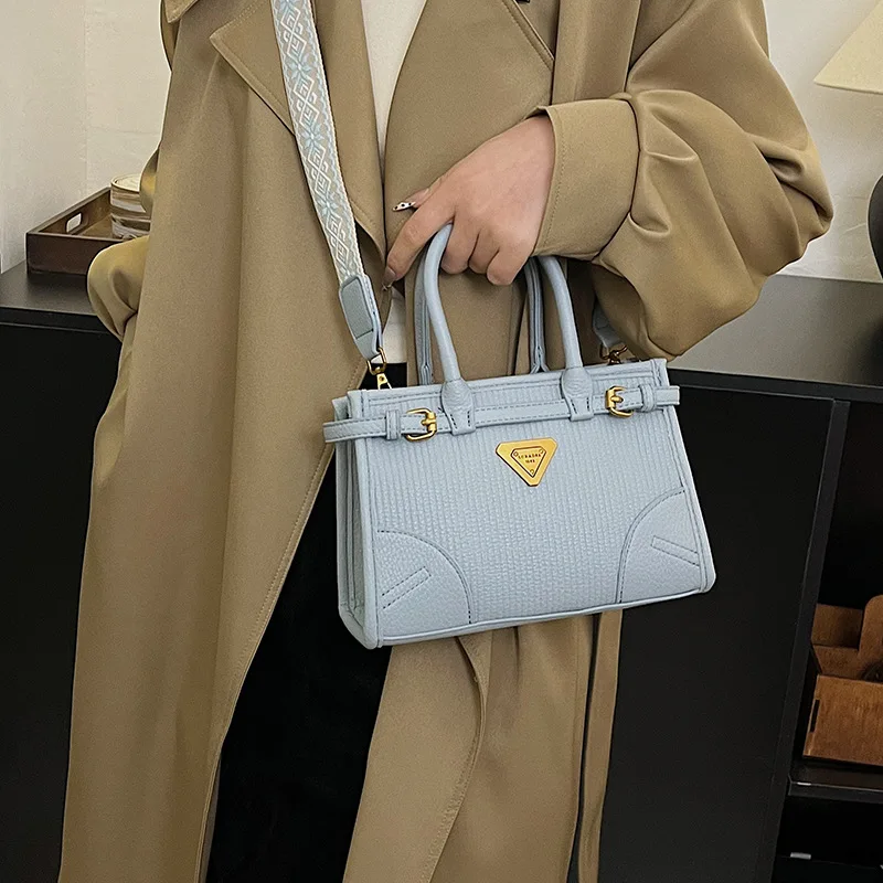 Trendy Solid Color Tote Bag for Women 2025 New Style, High-end Fashion, Casual Wide Shoulder Strap, Crossbody Carrying Bag
Trendy Solid Color Tote Bag for Women 2025 New Style, High-end Fashion, Casual Wide Shoulder Strap, Crossbody Carrying Bag