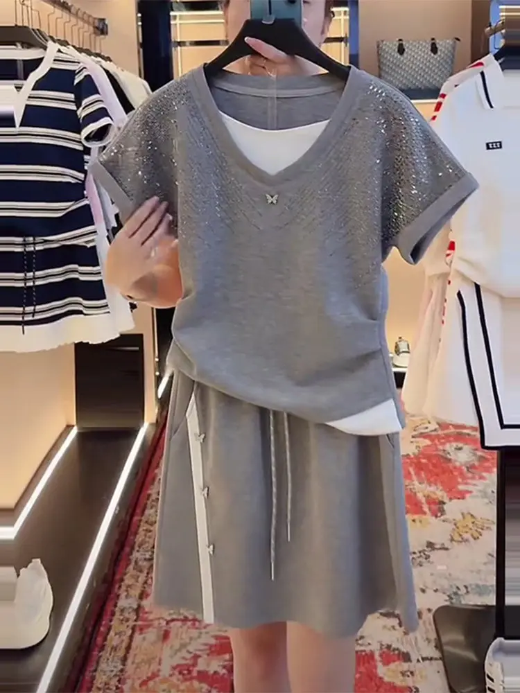 Gray Casual Rhinestone Slimming Summer Set Women's Loose Fit Short Sleeve Short Skirt Two-Piece Suit V-Neck T-Shirt Casual Style
Gray Casual Rhinestone Slimming Summer Set Women's Loose Fit Short Sleeve Short Skirt Two-Piece Suit V-Neck T-Shirt Casual Style