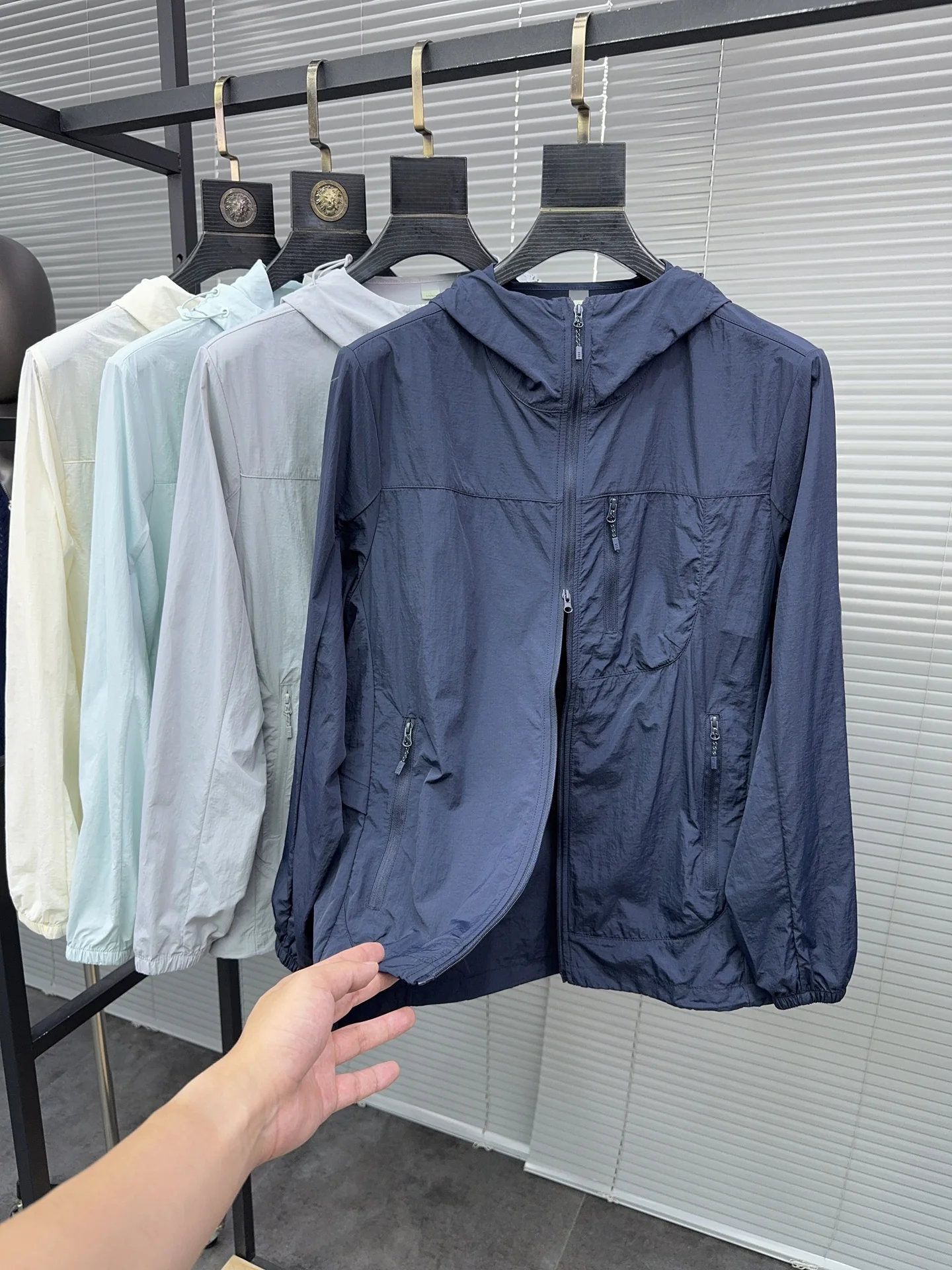 Svip Lightweight Breathable UPF50 Cool Feeling Sun Protection Clothing Men Summer Faion Outdoor Hooded Casual Skin Coat Jaet
Svip Lightweight Breathable UPF50 Cool Feeling Sun Protection Clothing Men Summer Faion Outdoor Hooded Casual Skin Coat Jaet