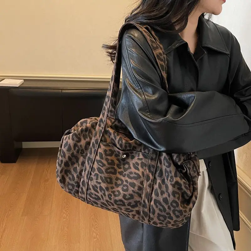 New Leopard Print Shoulder Bag Fashion Large Capacity Women Shoulder Bag New Design Commuting Niche Underarm Bag Tote HandBags
New Leopard Print Shoulder Bag Fashion Large Capacity Women Shoulder Bag New Design Commuting Niche Underarm Bag Tote HandBags
