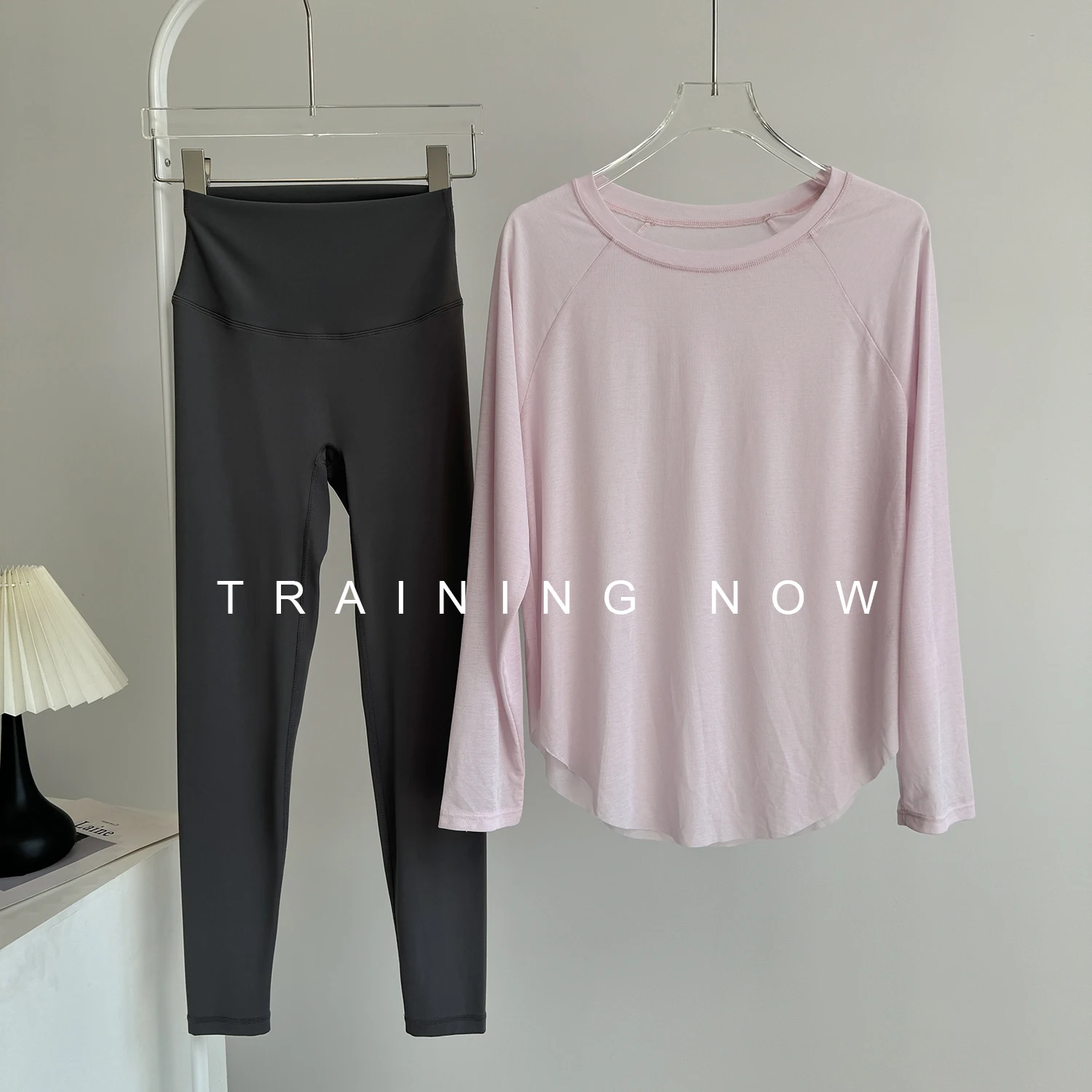 Свободный и дышащий фитнес-костюм для женщин, летняя тонкая одежда для йоги, блузка с длинными рукавами, высокая талия, поднимающая бедра, утренний бег
Свободный и дышащий фитнес-костюм для женщин, летняя тонкая одежда для йоги, блузка с длинными рукавами, высокая талия, поднимающая бедра, утренний бег