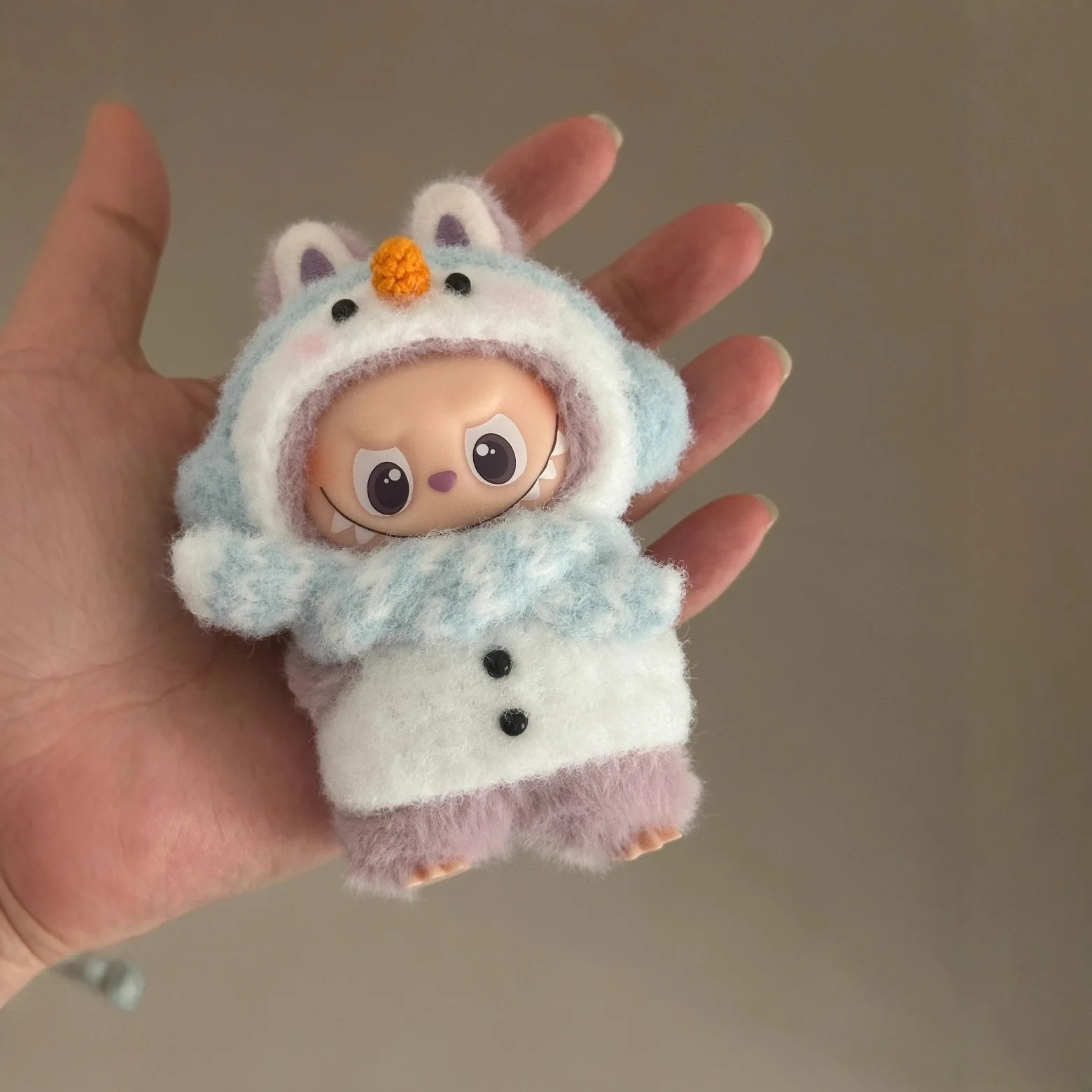 Костюмы и аксессуары для плюшевых кукол Labu, подходят для наборов плюшевых кукол V4 mini Labu, дизайнерских нарядов, изысканных подарков.
Костюмы и аксессуары для плюшевых кукол Labu, подходят для наборов плюшевых кукол V4 mini Labu, дизайнерских нарядов, изысканных подарков.