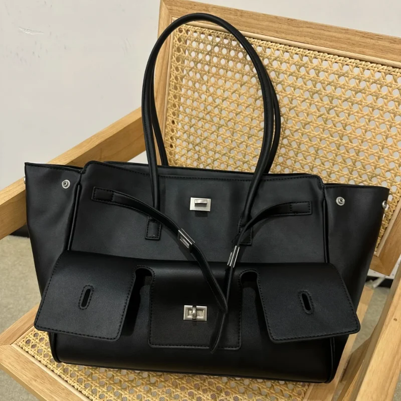 Brand Popular Tote Bag Fashion Lock Large Capacity Wing Bag Solid Color Versatile Commuter Women Shoulder Handbag Storage Bag
Brand Popular Tote Bag Fashion Lock Large Capacity Wing Bag Solid Color Versatile Commuter Women Shoulder Handbag Storage Bag