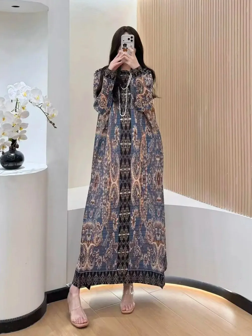 Abaya Elegant Ethnic Pattern Pleated Long Sleeve Loose Maxi Garment Arabian Sophisticated Style Modest Chic Daily Wardrobe 2026
Abaya Elegant Ethnic Pattern Pleated Long Sleeve Loose Maxi Garment Arabian Sophisticated Style Modest Chic Daily Wardrobe 2026