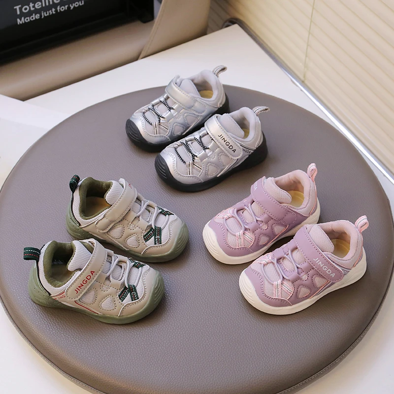 Трендовые модные осенние детские кроссовки из искусственной кожи, непромокаемая детская спортивная обувь, эргономичные кроссовки для маленьких мальчиков и девочек
Трендовые модные осенние детские кроссовки из искусственной кожи, непромокаемая детская спортивная обувь, эргономичные кроссовки для маленьких мальчиков и девочек