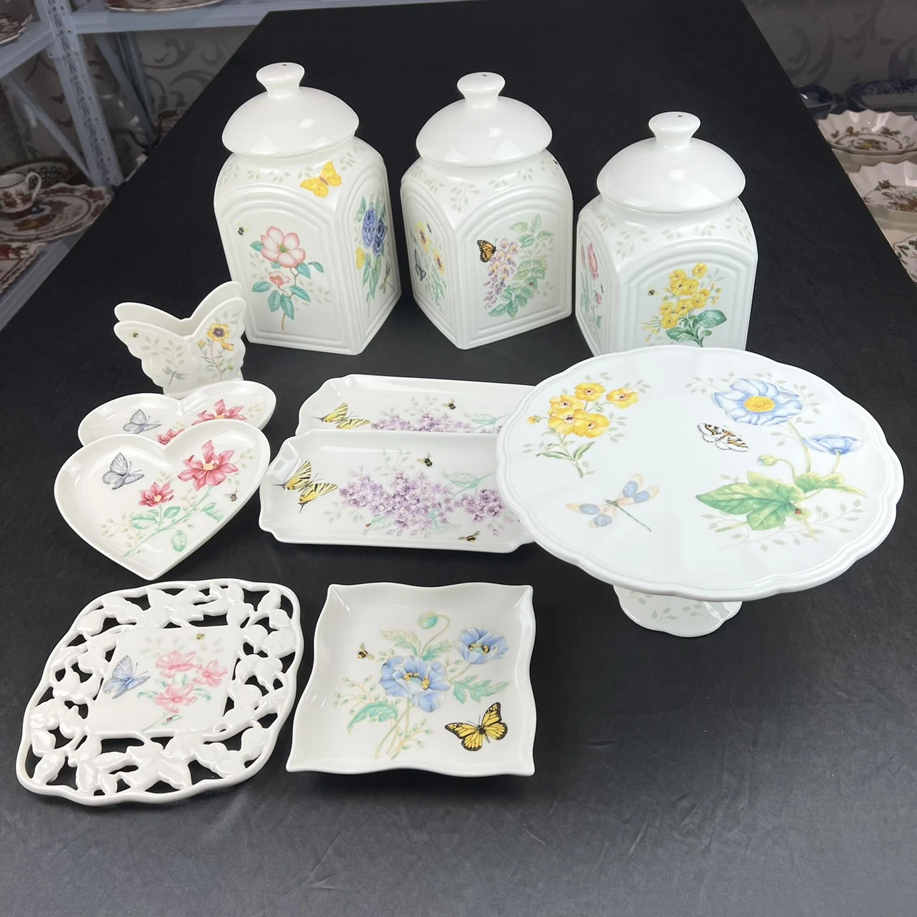 American tableware, butterfly love flower salad plate, western plate, heart-shaped plate, sealed jar, rectangular plate.
American tableware, butterfly love flower salad plate, western plate, heart-shaped plate, sealed jar, rectangular plate.