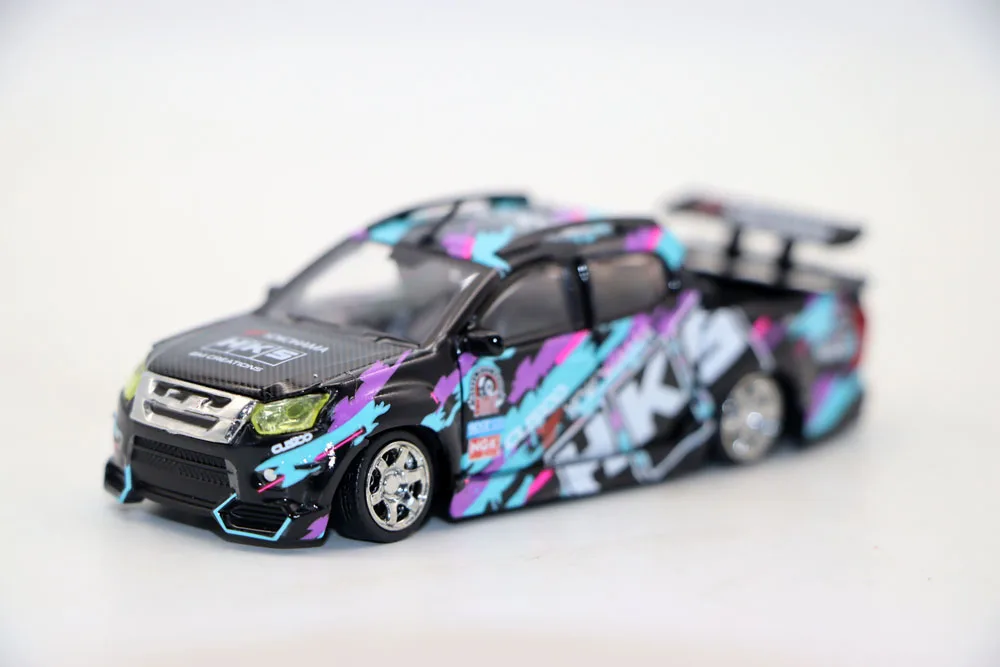Новый масштаб 1/64 2018, D-MAX Low Rider HKS Pick up Truck, литая под давлением модель автомобиля из сплава от BM Creations JUNIOR для коллекции, подарка 
Новый масштаб 1/64 2018, D-MAX Low Rider HKS Pick up Truck, литая под давлением модель автомобиля из сплава от BM Creations JUNIOR для коллекции, подарка