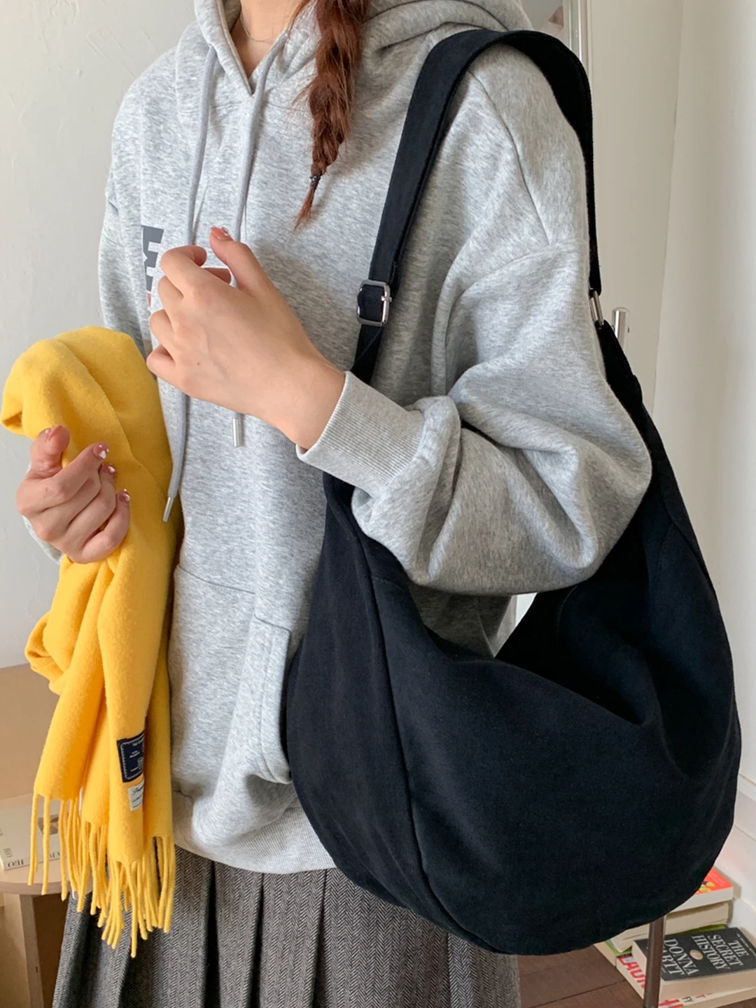 Повседневная шикарная женская сумка через плечо большой емкости из чистого холста, пригородная сумка с клецками, мягкая сумка через плечо с одним ремешком
Повседневная шикарная женская сумка через плечо большой емкости из чистого холста, пригородная сумка с клецками, мягкая сумка через плечо с одним ремешком