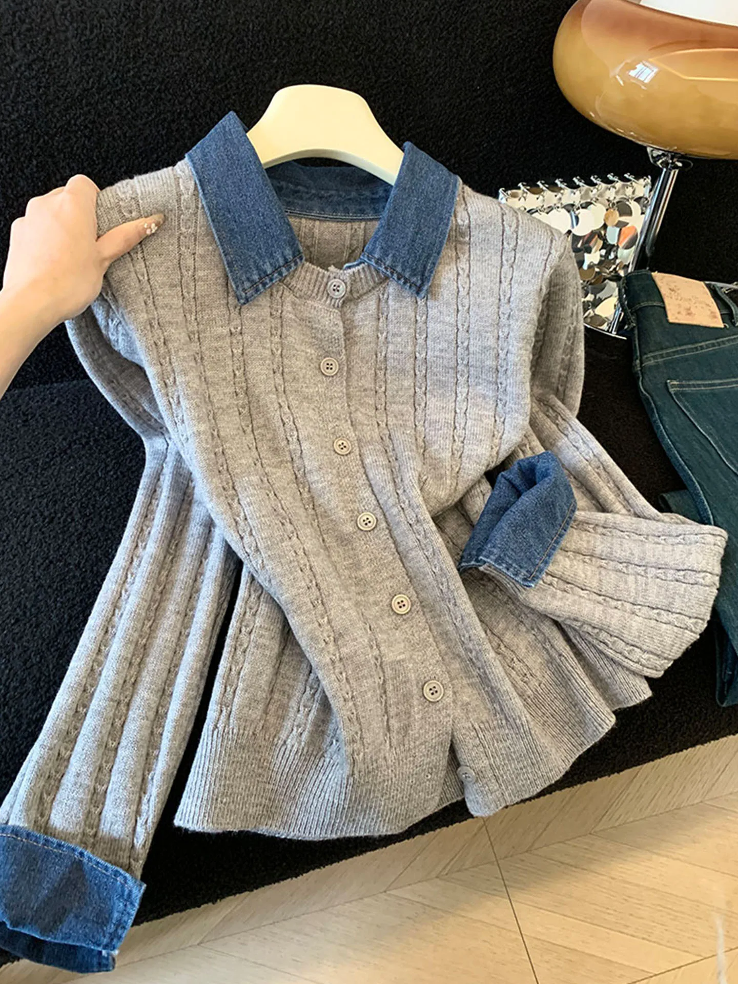 Женский вязаный кардиган-свитер Emily Clud с эффектом двухслойности, воротником-стойкой и джинсовыми вставками, рекомендованный для осени и зимы
Женский вязаный кардиган-свитер Emily Clud с эффектом двухслойности, воротником-стойкой и джинсовыми вставками, рекомендованный для осени и зимы