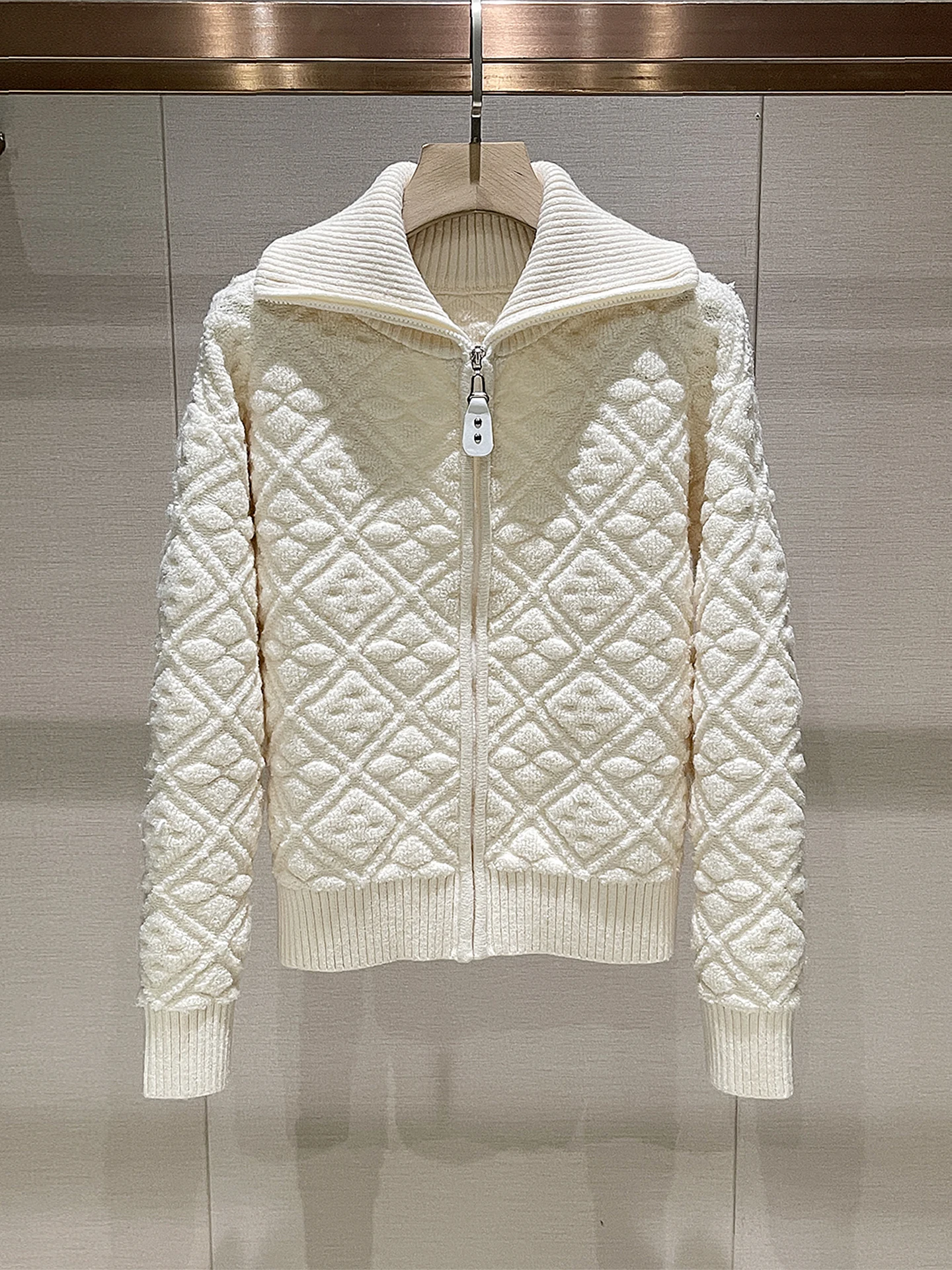 Женский вязаный свитер, пальто с ромбовидным узором, открытый кардиган с застежкой на талии, роскошный антивозрастной уникальный кардиган средней зимы
Женский вязаный свитер, пальто с ромбовидным узором, открытый кардиган с застежкой на талии, роскошный антивозрастной уникальный кардиган средней зимы