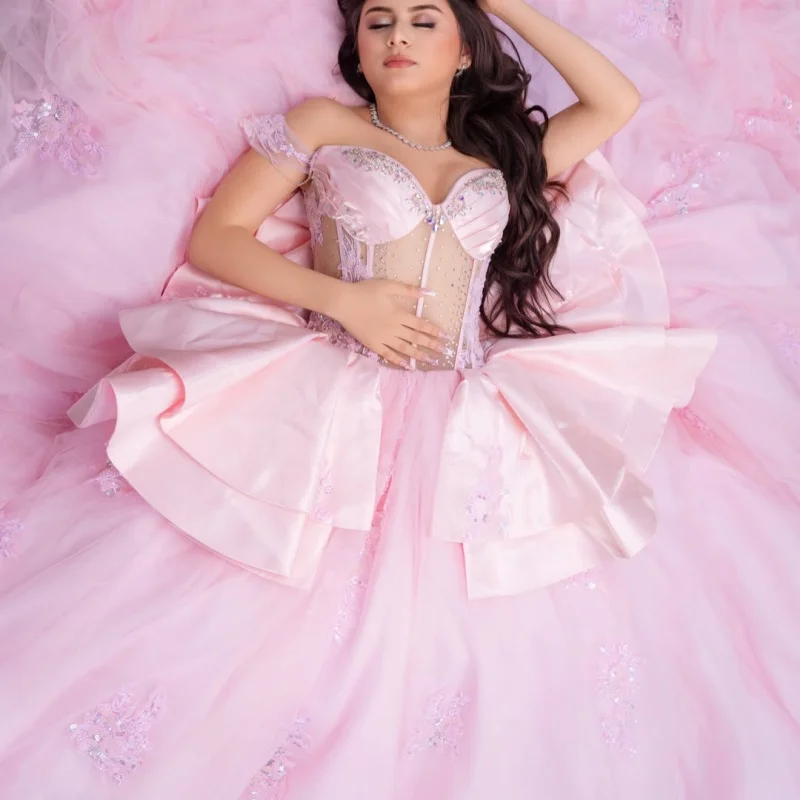 Simple Pink Quinceanera Dress off-shoulder Sequins Decal Layering Long tail vestidos de 15 Quinceanera Customize
Simple Pink Quinceanera Dress off-shoulder Sequins Decal Layering Long tail vestidos de 15 Quinceanera Customize