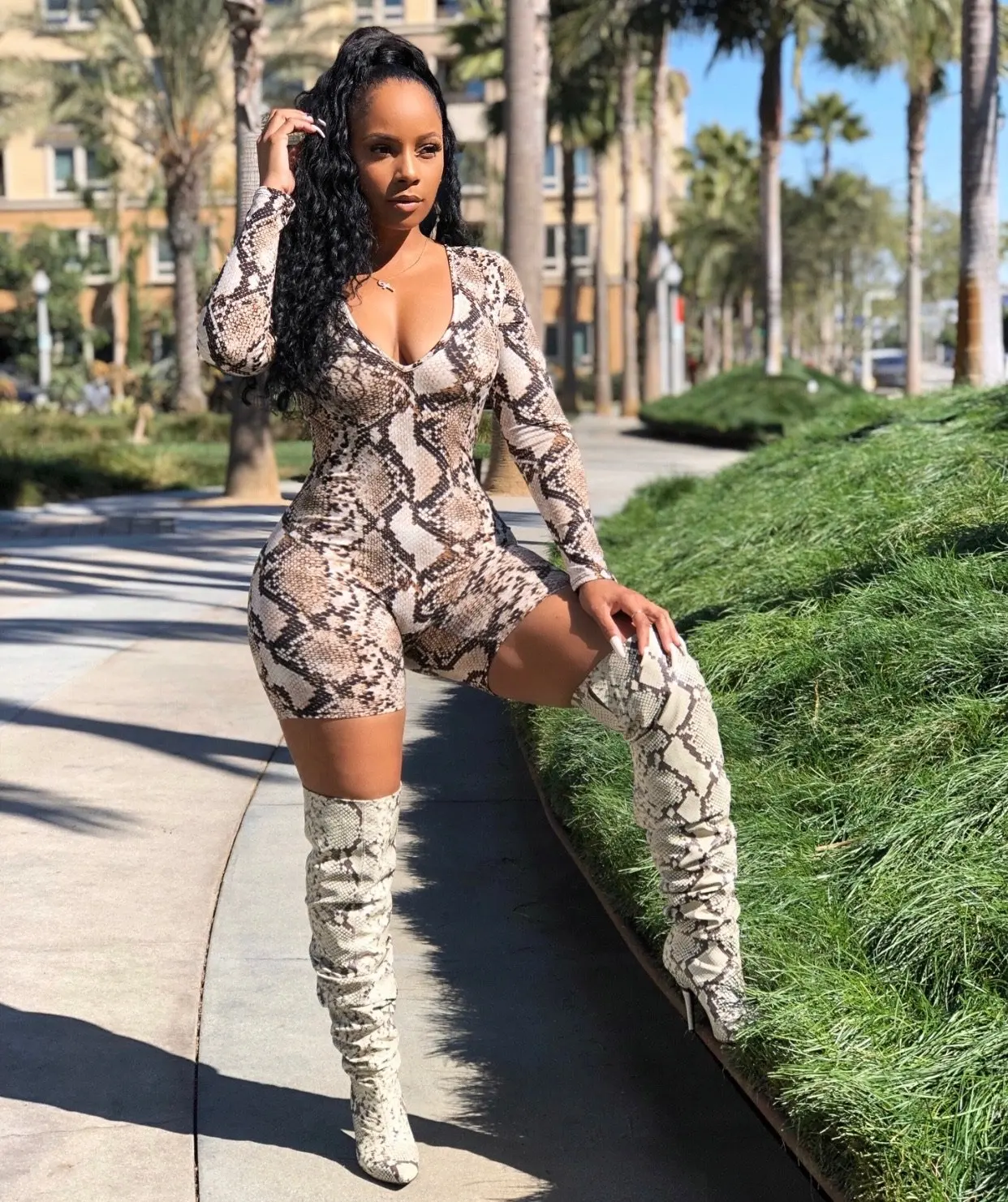 BKLD Clothes For Women One Pieces Fashion V-Neck Serpentine Printed Lond Sleeve Shorts Jumpsuit Sexy Party Clubwear Rompers
BKLD Clothes For Women One Pieces Fashion V-Neck Serpentine Printed Lond Sleeve Shorts Jumpsuit Sexy Party Clubwear Rompers