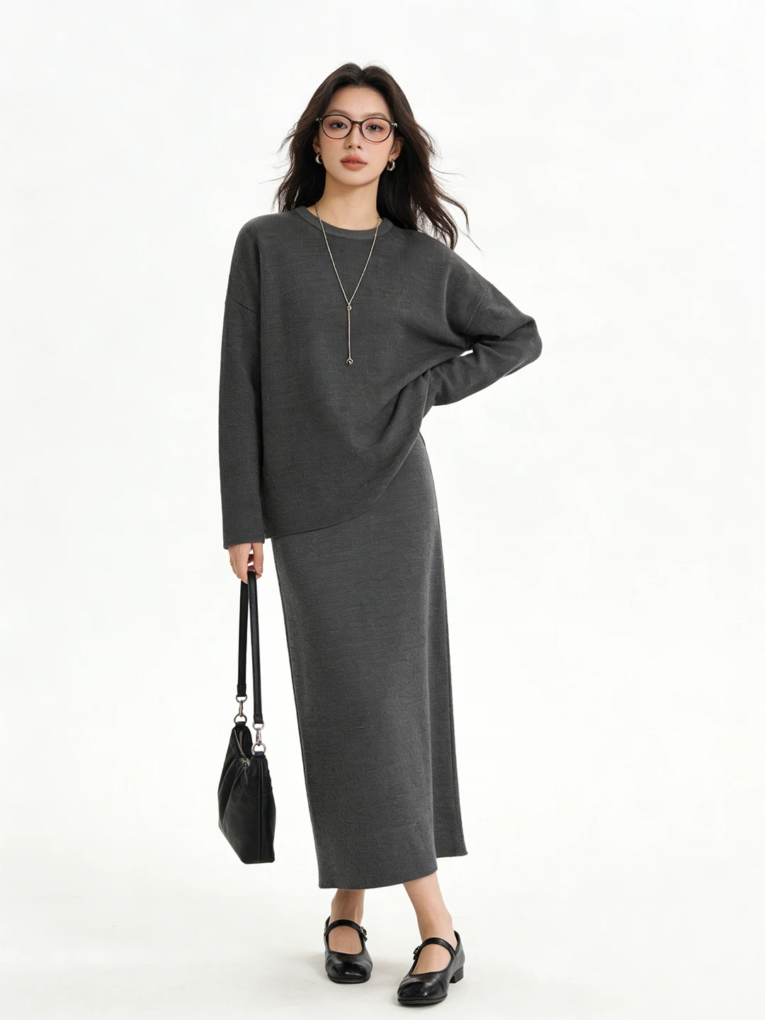 Корейский стиль: Простой вязаный топ с круглым вырезом и юбка для женщин, комплект из двух предметов для ранней весны, создающий непринужденную элегантность.
Корейский стиль: Простой вязаный топ с круглым вырезом и юбка для женщин, комплект из двух предметов для ранней весны, создающий непринужденную элегантность.