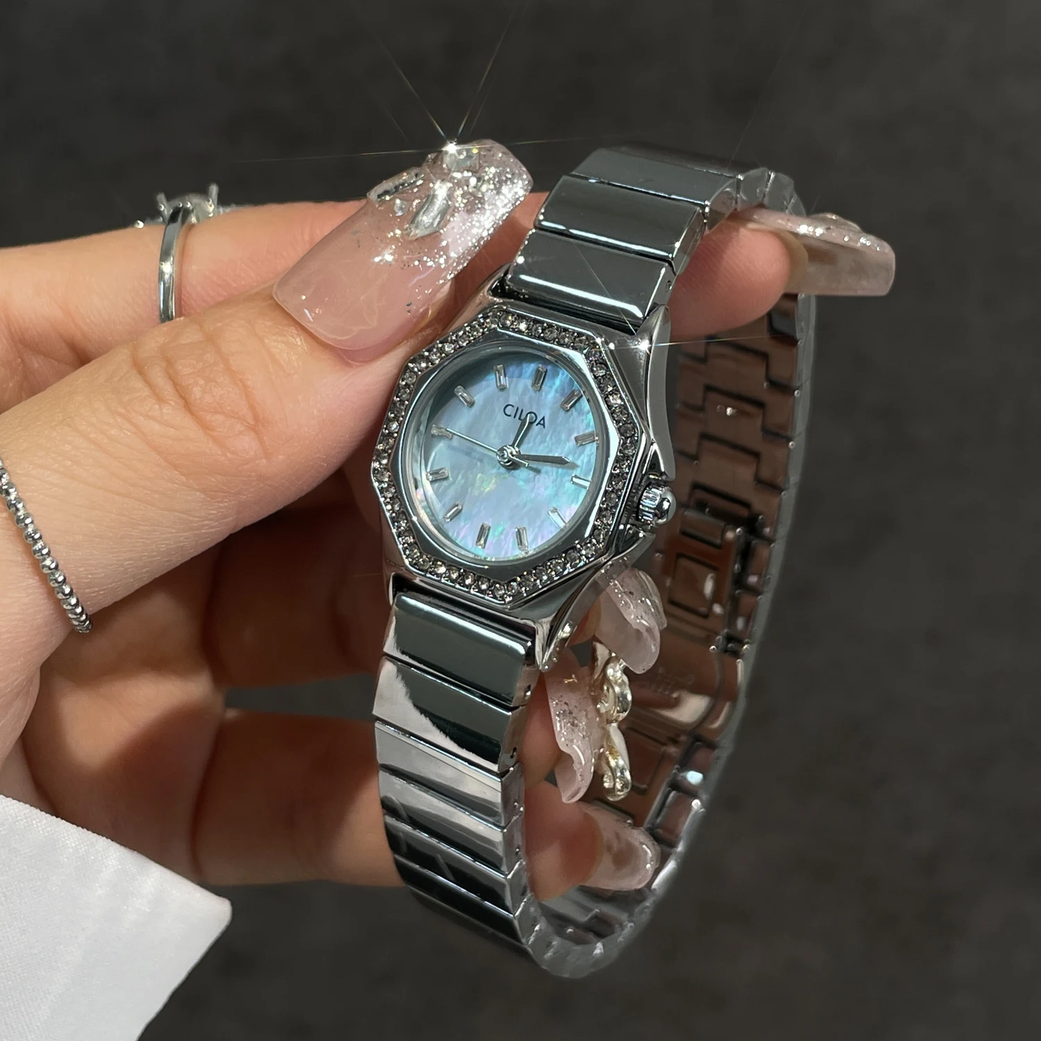 CILOA round blue watch female art brand authentic 2025 new high-value high-quality waterproof light luxury gift quartz watch
CILOA round blue watch female art brand authentic 2025 new high-value high-quality waterproof light luxury gift quartz watch