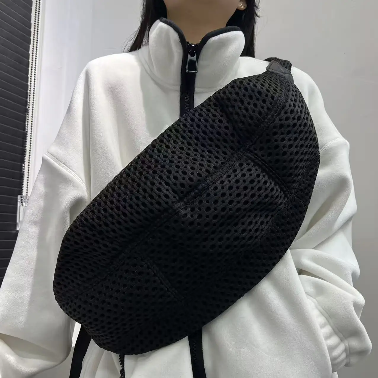 Ladies' fashionable and casual mesh diagonal cross bag, lightweight and versatile, sewn single shoulder handbag
Ladies' fashionable and casual mesh diagonal cross bag, lightweight and versatile, sewn single shoulder handbag