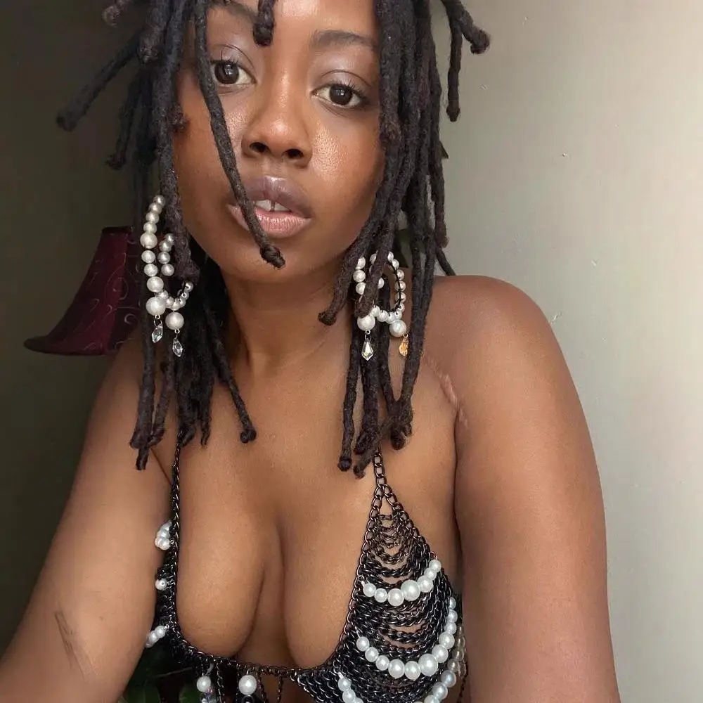 Black Metal Chain Pearl Splicing Hanging Neck Vest Body Chain Fashionable 3D Effect A-Line Narrow Shoulder Strap Vest
Black Metal Chain Pearl Splicing Hanging Neck Vest Body Chain Fashionable 3D Effect A-Line Narrow Shoulder Strap Vest