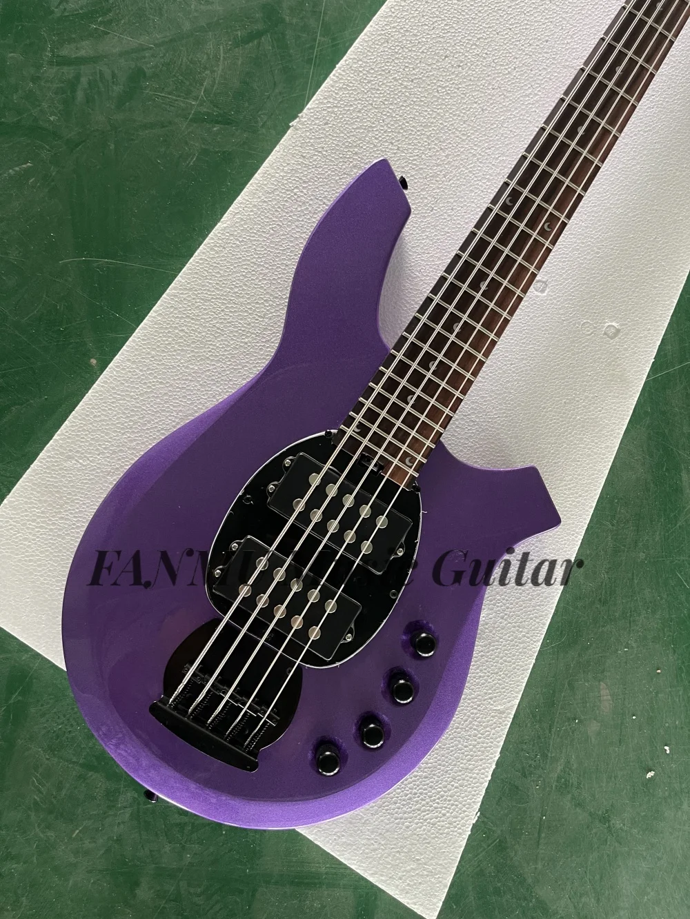 Металлический фиолетовый бас, 5-струнный электрический бас, фиксированный мост, гриф из палисандра с инкрустацией в форме полумесяца, двойные батарейки, твердая древесина
Металлический фиолетовый бас, 5-струнный электрический бас, фиксированный мост, гриф из палисандра с инкрустацией в форме полумесяца, двойные батарейки, твердая древесина