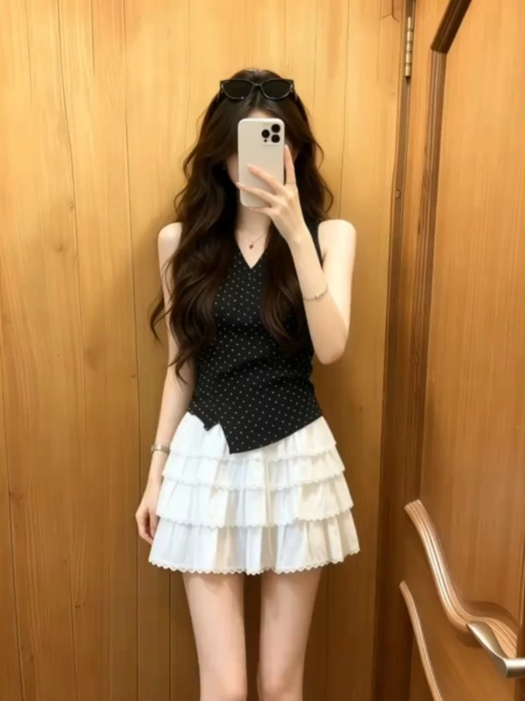 Fashionable Summer Outfit Women's Polka Dot V-neck Sleeveless High Waist Cake Short Skirt Two-piece Set Slim Fit Chic Style
Fashionable Summer Outfit Women's Polka Dot V-neck Sleeveless High Waist Cake Short Skirt Two-piece Set Slim Fit Chic Style