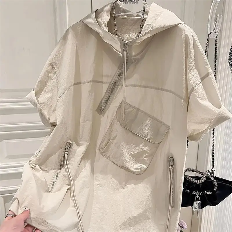 Летняя негабаритная 300 кг повседневная утягивающая рубашка с короткими рукавами и капюшоном для женщин, весна-осень, уникальный красивый модный топ на молнии
Летняя негабаритная 300 кг повседневная утягивающая рубашка с короткими рукавами и капюшоном для женщин, весна-осень, уникальный красивый модный топ на молнии