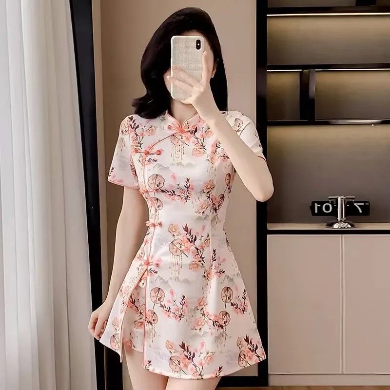  2025 Women New Chinese Style National Flower Print Fashion Set Qipao Dress and Shorts 2pcs Set Female Outfits
2025 Women New Chinese Style National Flower Print Fashion Set Qipao Dress and Shorts 2pcs Set Female Outfits
