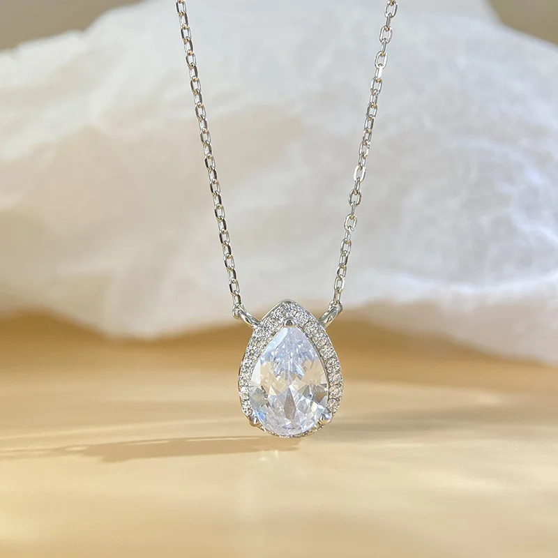 Moissanite s925 sterling silver necklace pendant in D color, simple and slightly inlaid teardrop-shaped pear
Moissanite s925 sterling silver necklace pendant in D color, simple and slightly inlaid teardrop-shaped pear