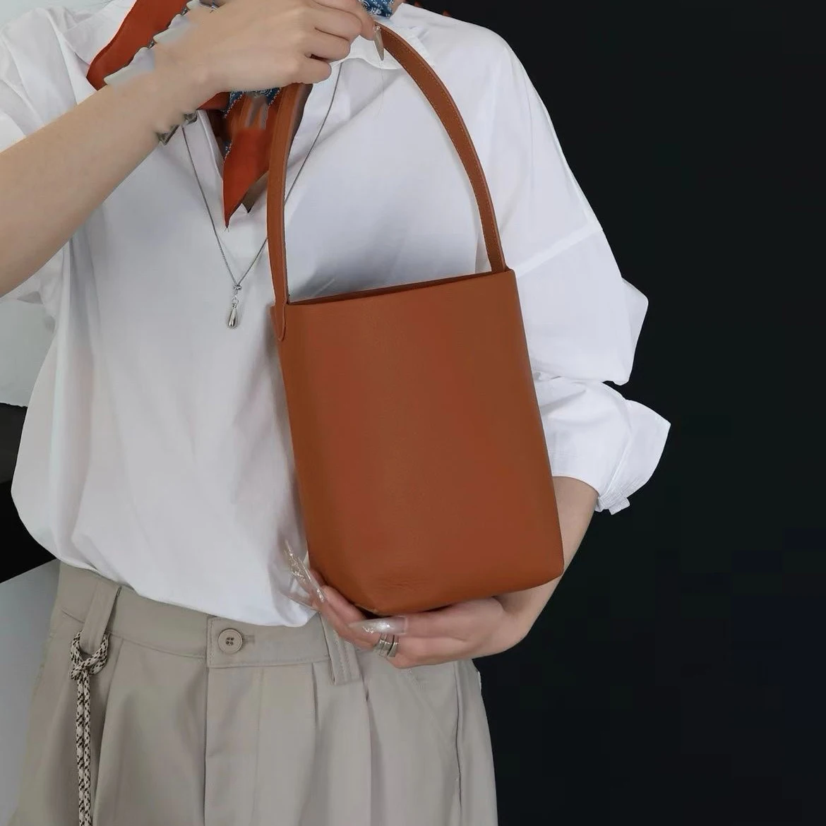 Genuine Leather Bucket Bag Women Mini Handbag Top Layer Cowhide Small Shoulder Bag Minimalist Fashion New Style Premium
Genuine Leather Bucket Bag Women Mini Handbag Top Layer Cowhide Small Shoulder Bag Minimalist Fashion New Style Premium