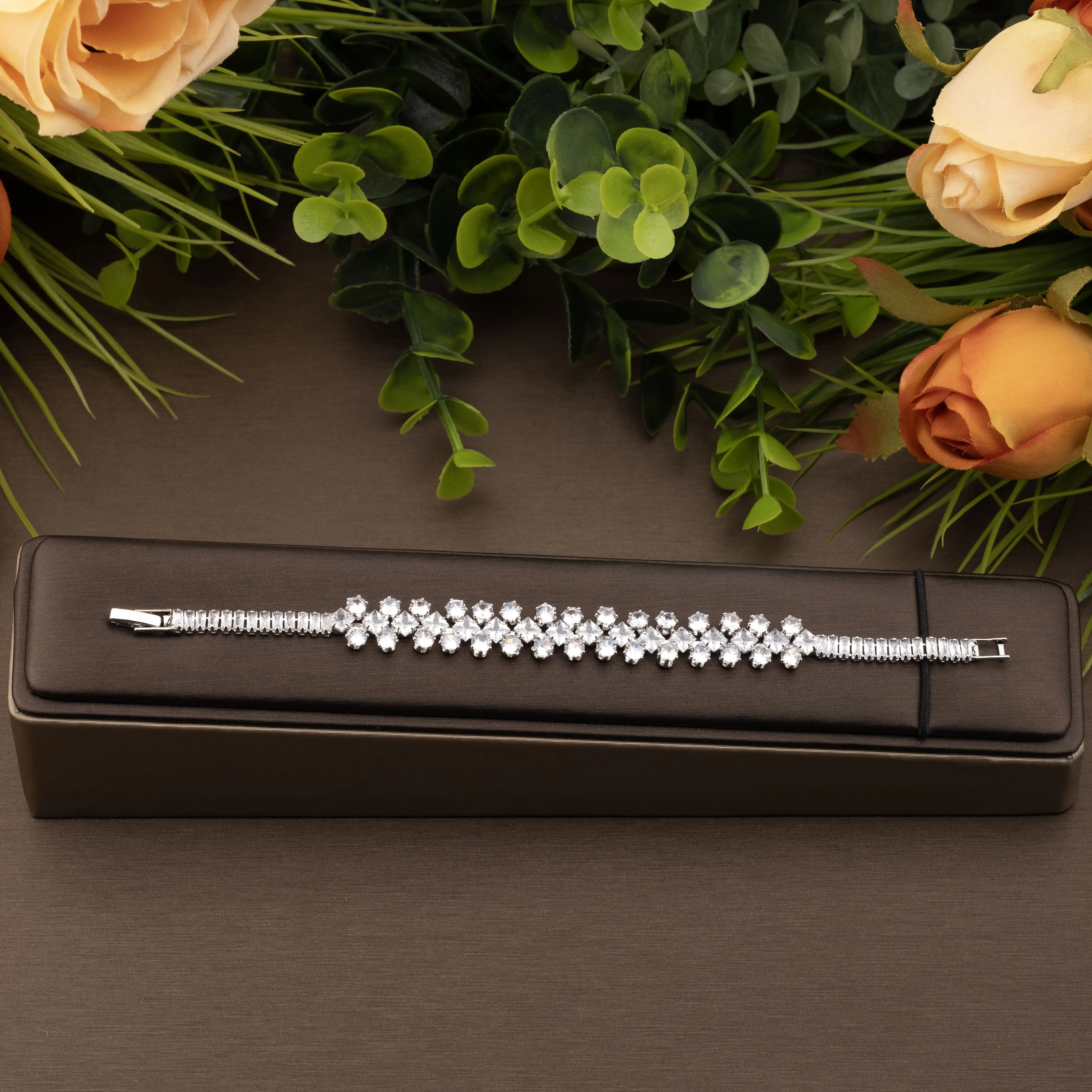 1 Luxurious and Elegant Bracelet with Sparkling Cubic Zirconia in a Square Design, Suitable for Women to Wear at Weddings and Banquets. Gift Box Not Included
1 Luxurious and Elegant Bracelet with Sparkling Cubic Zirconia in a Square Design, Suitable for Women to Wear at Weddings and Banquets. Gift Box Not Included