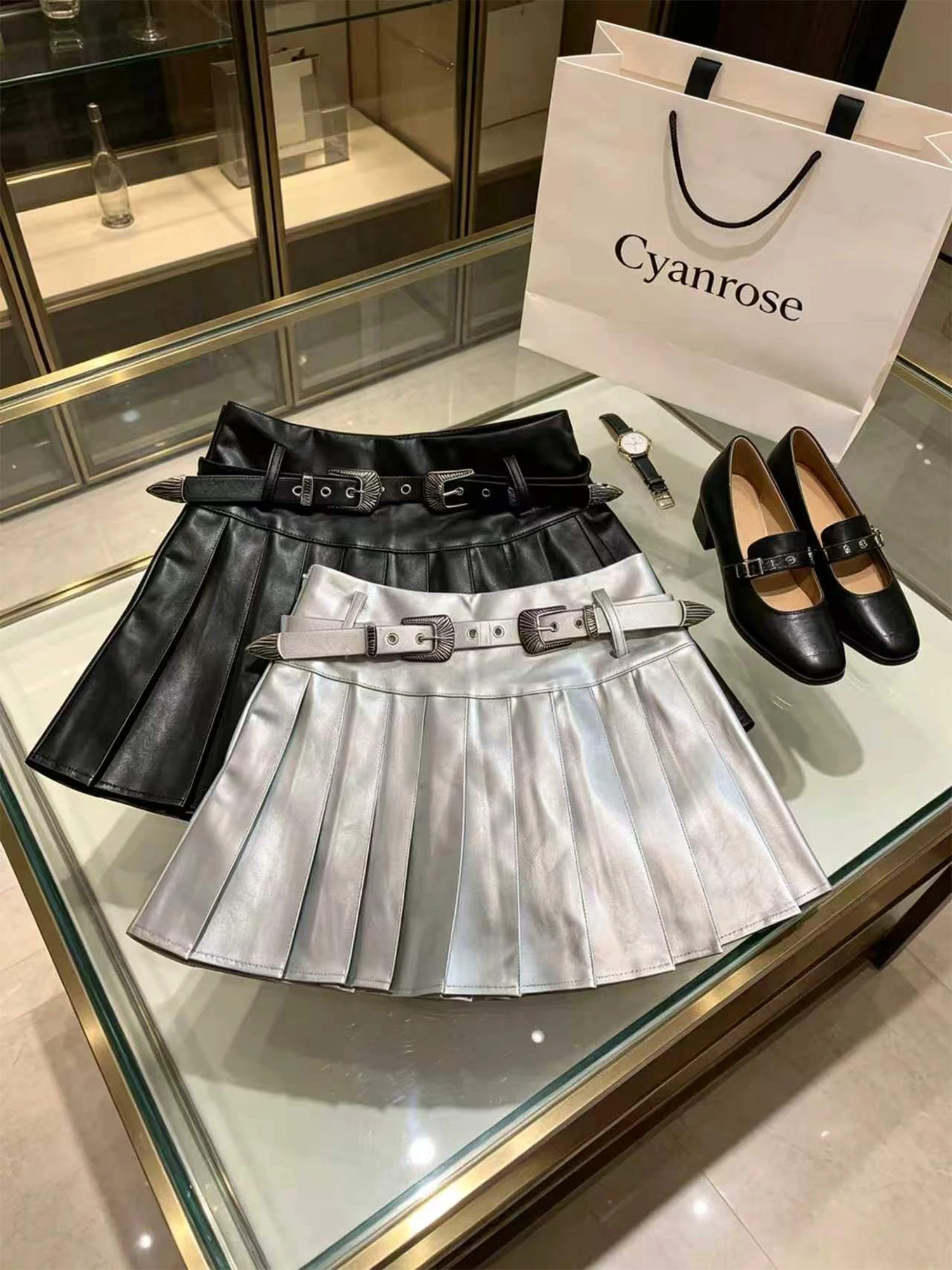 Women's Silver PU Leather Pleated Skirt Vintage Y2K Gyaru Cyber Punk Short Skirt Korean Style A-line Mini Skirt for Women Summer
Women's Silver PU Leather Pleated Skirt Vintage Y2K Gyaru Cyber Punk Short Skirt Korean Style A-line Mini Skirt for Women Summer