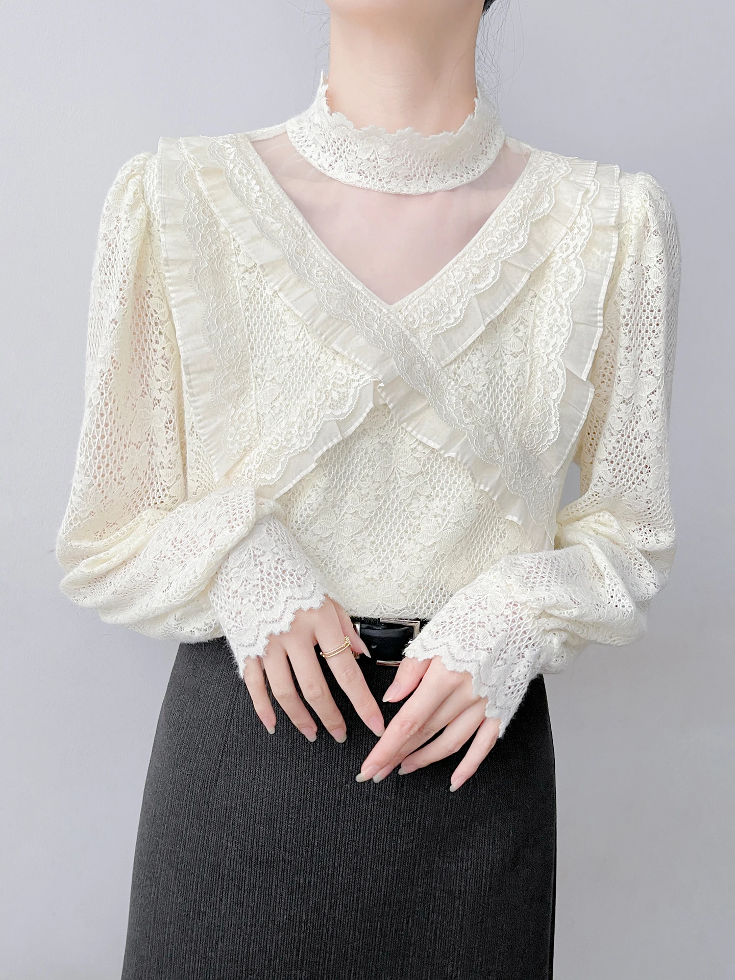 Корейская женская осенне-зимняя сексуальная блузка с длинным рукавом, кружевной отделкой, воротником-стойкой, на флисовой подкладке, с вырезами, базовая модель
Корейская женская осенне-зимняя сексуальная блузка с длинным рукавом, кружевной отделкой, воротником-стойкой, на флисовой подкладке, с вырезами, базовая модель