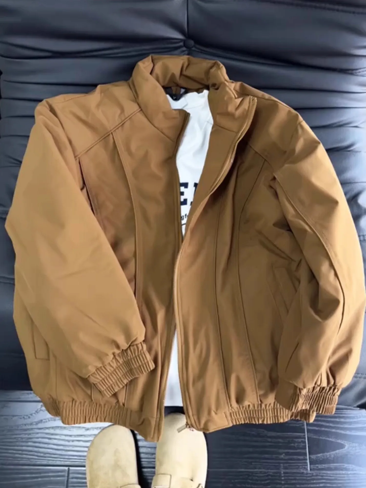 Американская утепленная коричневая куртка-бомбер из хлопка для мужчин: зимняя, ветрозащитная, водонепроницаемая, молодежная, модная.
Американская утепленная коричневая куртка-бомбер из хлопка для мужчин: зимняя, ветрозащитная, водонепроницаемая, молодежная, модная.