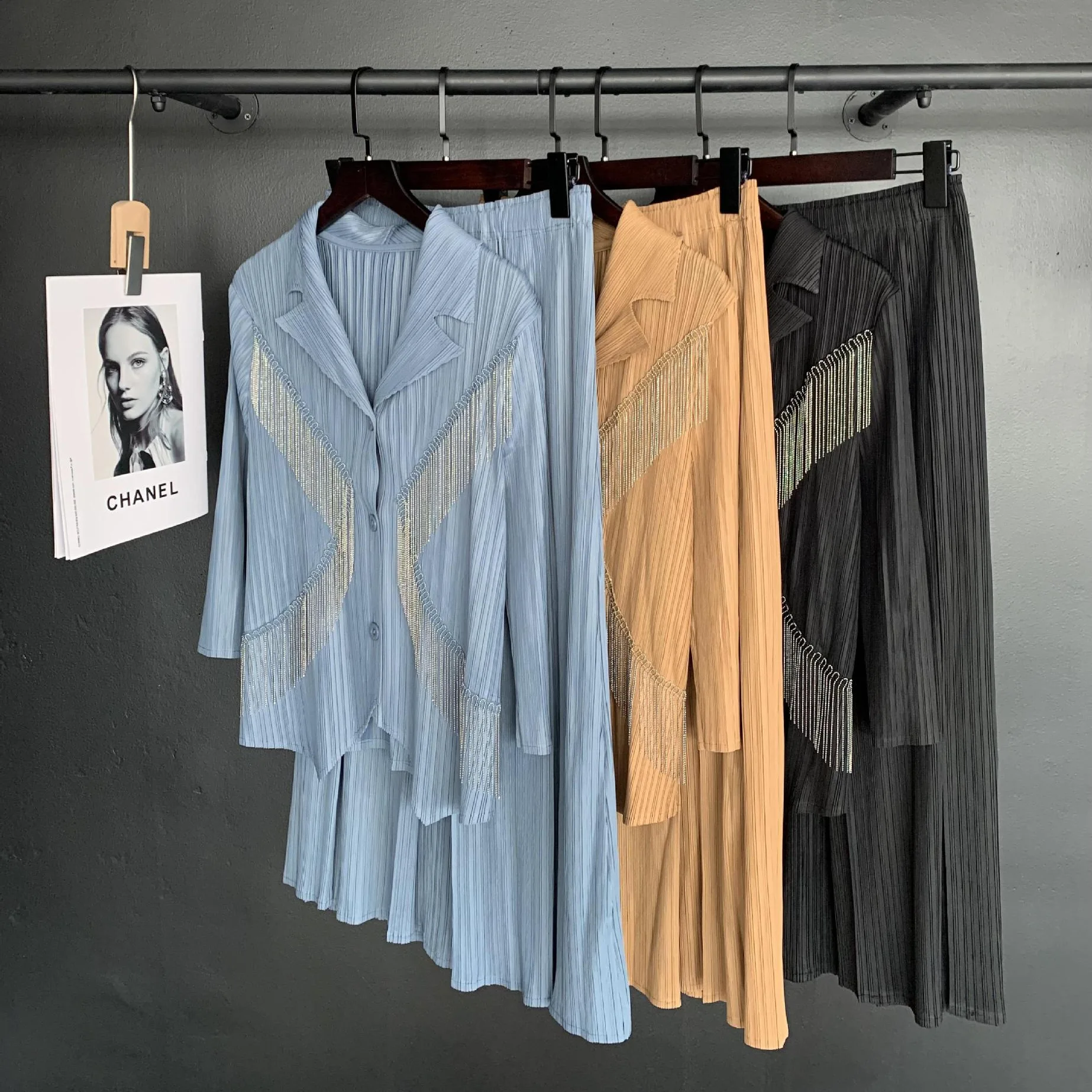A two-piece suit for women Miyake Pleated Fashion V-neck long sleeve suit jacket + wide leg pants
A two-piece suit for women Miyake Pleated Fashion V-neck long sleeve suit jacket + wide leg pants