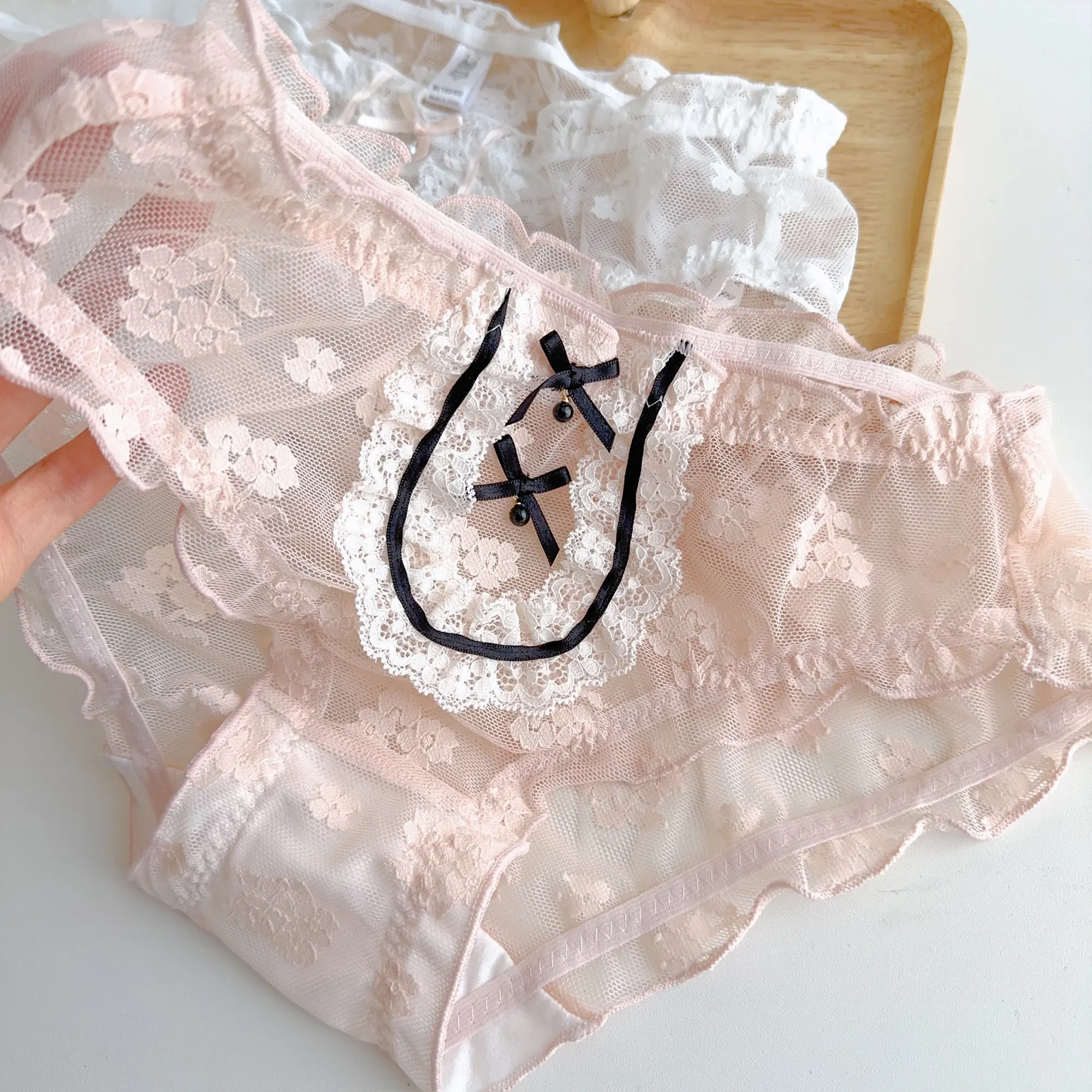 Японские кружевные сетчатые трусики Sweet Bow для женщин: дышащие, полупрозрачные, с хлопковой ластовицей, средней посадкой, для создания образа «чистое желание».
Японские кружевные сетчатые трусики Sweet Bow для женщин: дышащие, полупрозрачные, с хлопковой ластовицей, средней посадкой, для создания образа «чистое желание».