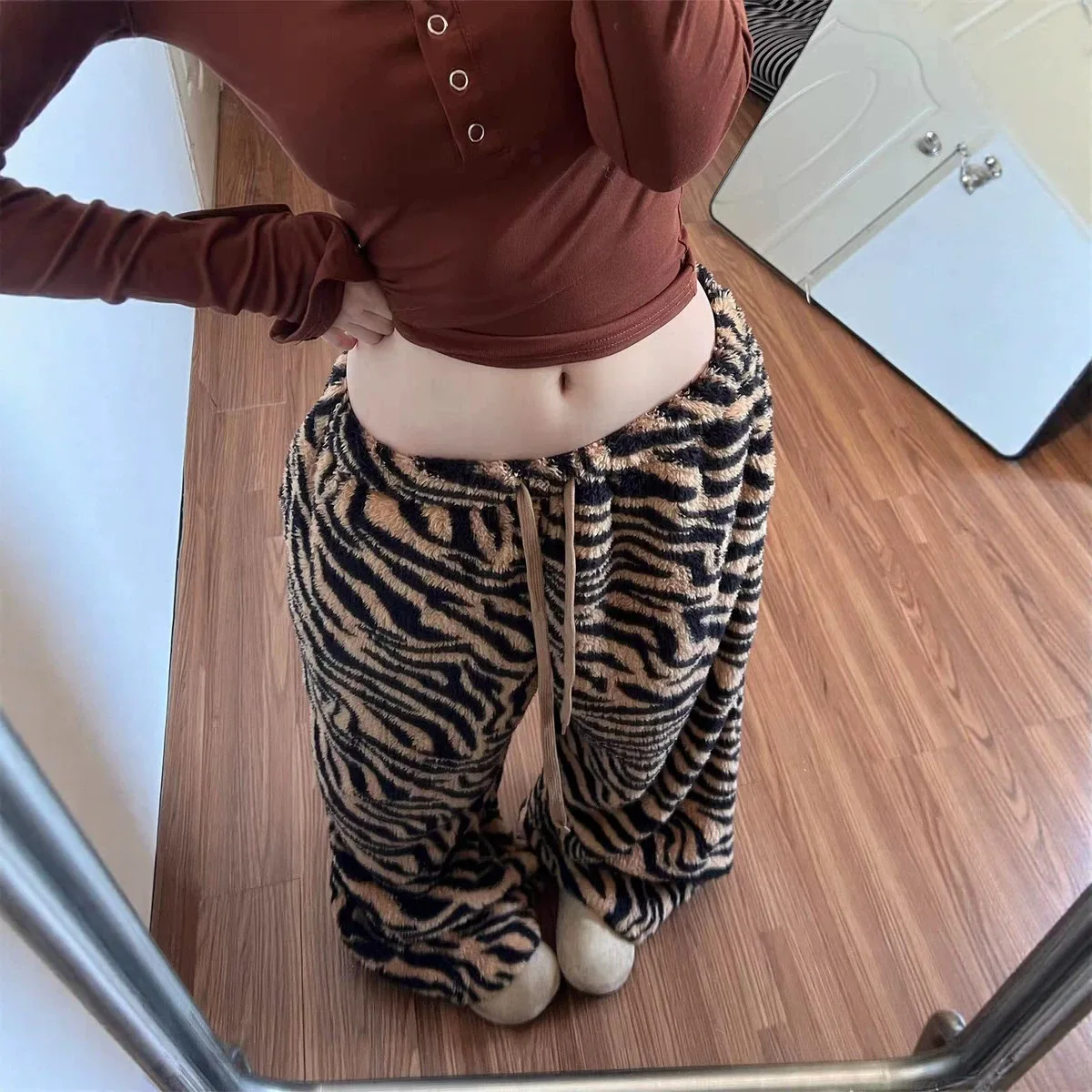 Design Sense Tiger Print Fleece-Lined Wide-Leg For Women Winter 2025 New High-Waisted Loose Casual Pants American Style Hot Girl
Design Sense Tiger Print Fleece-Lined Wide-Leg For Women Winter 2025 New High-Waisted Loose Casual Pants American Style Hot Girl
