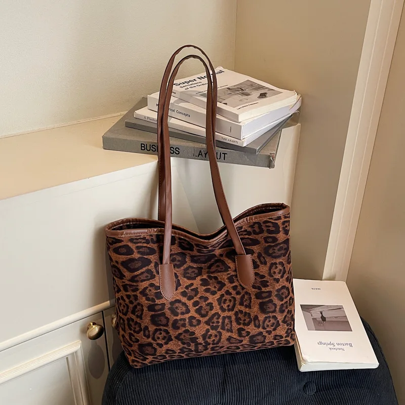New Leopard print fashion retro minimalist tote bag unique shoulder bag Casual Commuter Handbag sophisticated shoulder bag
New Leopard print fashion retro minimalist tote bag unique shoulder bag Casual Commuter Handbag sophisticated shoulder bag