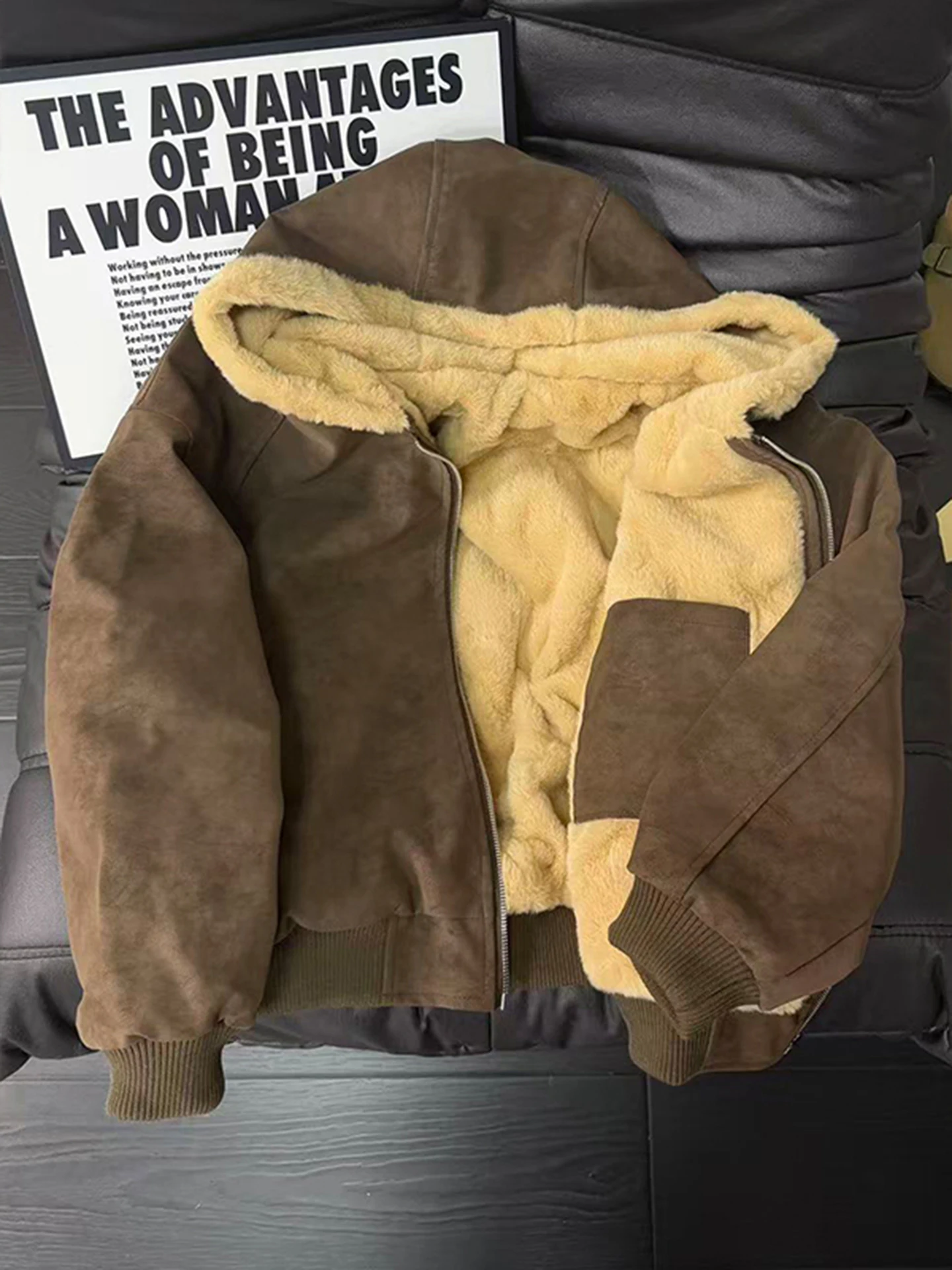 Caramel American Dyed Leather Jaet Thiened Winter Coat with Hood for Men Harajuku Sle Polyester Filled Warm Coat
Caramel American Dyed Leather Jaet Thiened Winter Coat with Hood for Men Harajuku Sle Polyester Filled Warm Coat