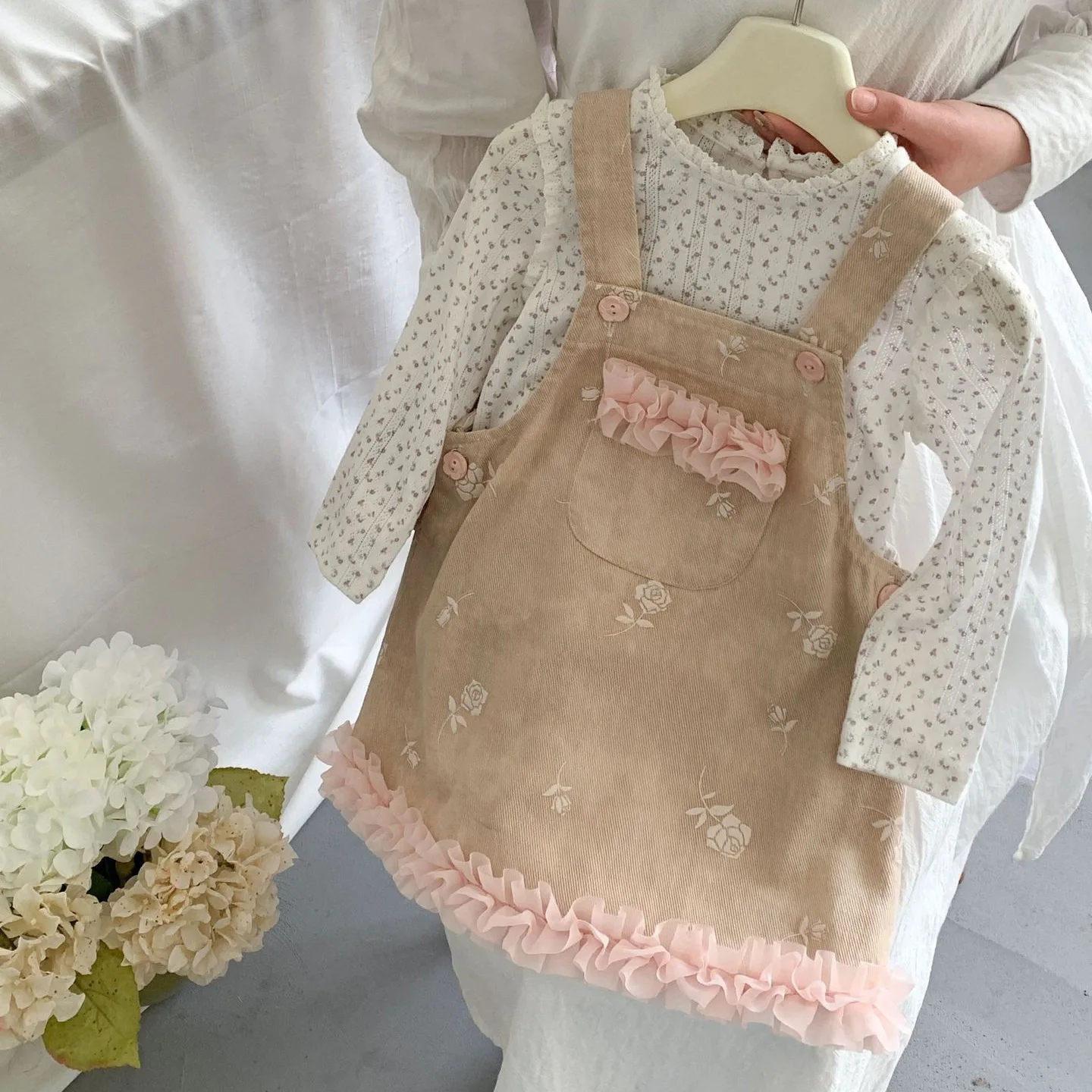 Girls Suit 2025 Spring New Korean Fashion Cute Sweet Broken Flower Undershirt Lace Flower Strap Lace Skirt Two Piece Set
Girls Suit 2025 Spring New Korean Fashion Cute Sweet Broken Flower Undershirt Lace Flower Strap Lace Skirt Two Piece Set