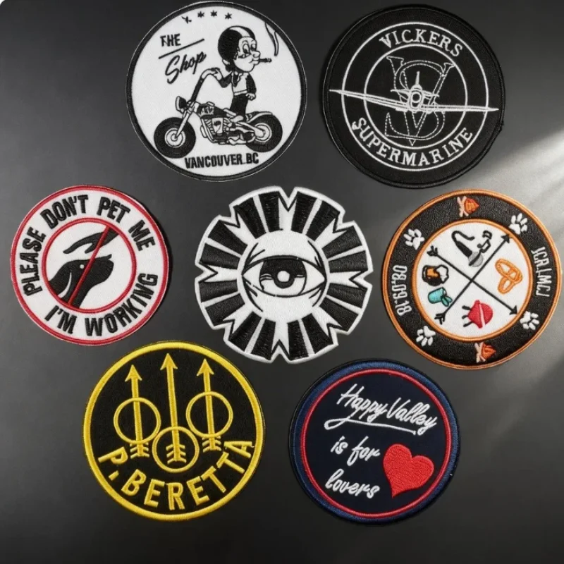 Нашивка-стикер из ткани с эффектом обожженных краев, круглая, изысканная, с изображением английских букв, мотоцикла и глаза щенка, для одежды
Нашивка-стикер из ткани с эффектом обожженных краев, круглая, изысканная, с изображением английских букв, мотоцикла и глаза щенка, для одежды