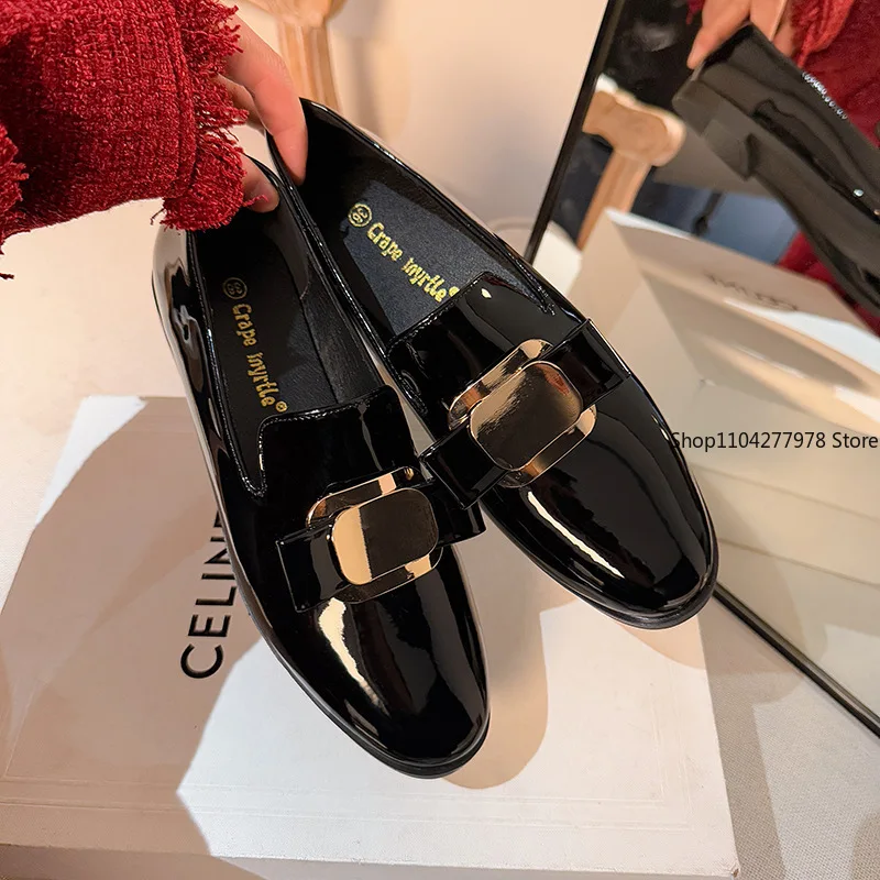 Fashion Metal Buckle Design Patent Leather Women Shoes 2025 New Low Heel Round Toe Mules Shoes Anti-slip Comfort Casual Loafers
Fashion Metal Buckle Design Patent Leather Women Shoes 2025 New Low Heel Round Toe Mules Shoes Anti-slip Comfort Casual Loafers
