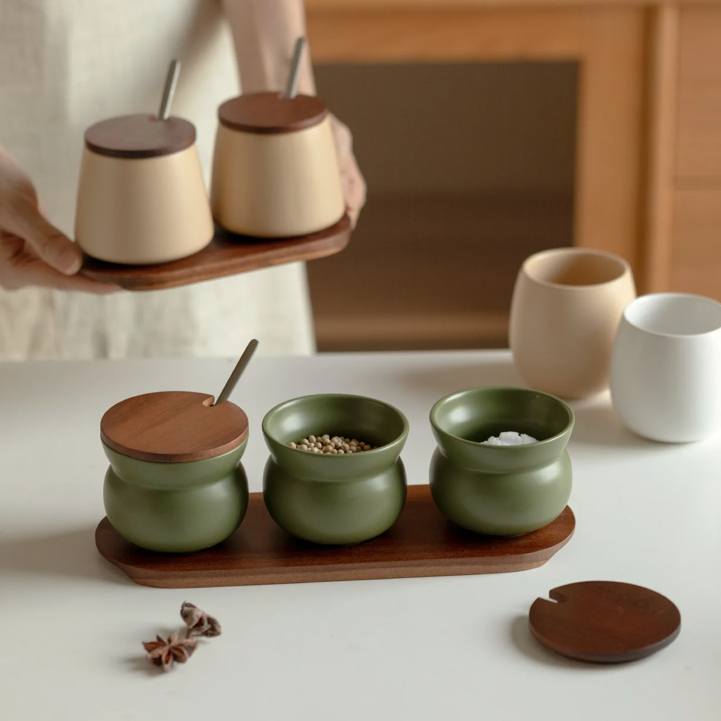 Household ceramic seasoning set seasoning box box salt jar bottle jar set condimenteros para cocina
Household ceramic seasoning set seasoning box box salt jar bottle jar set condimenteros para cocina