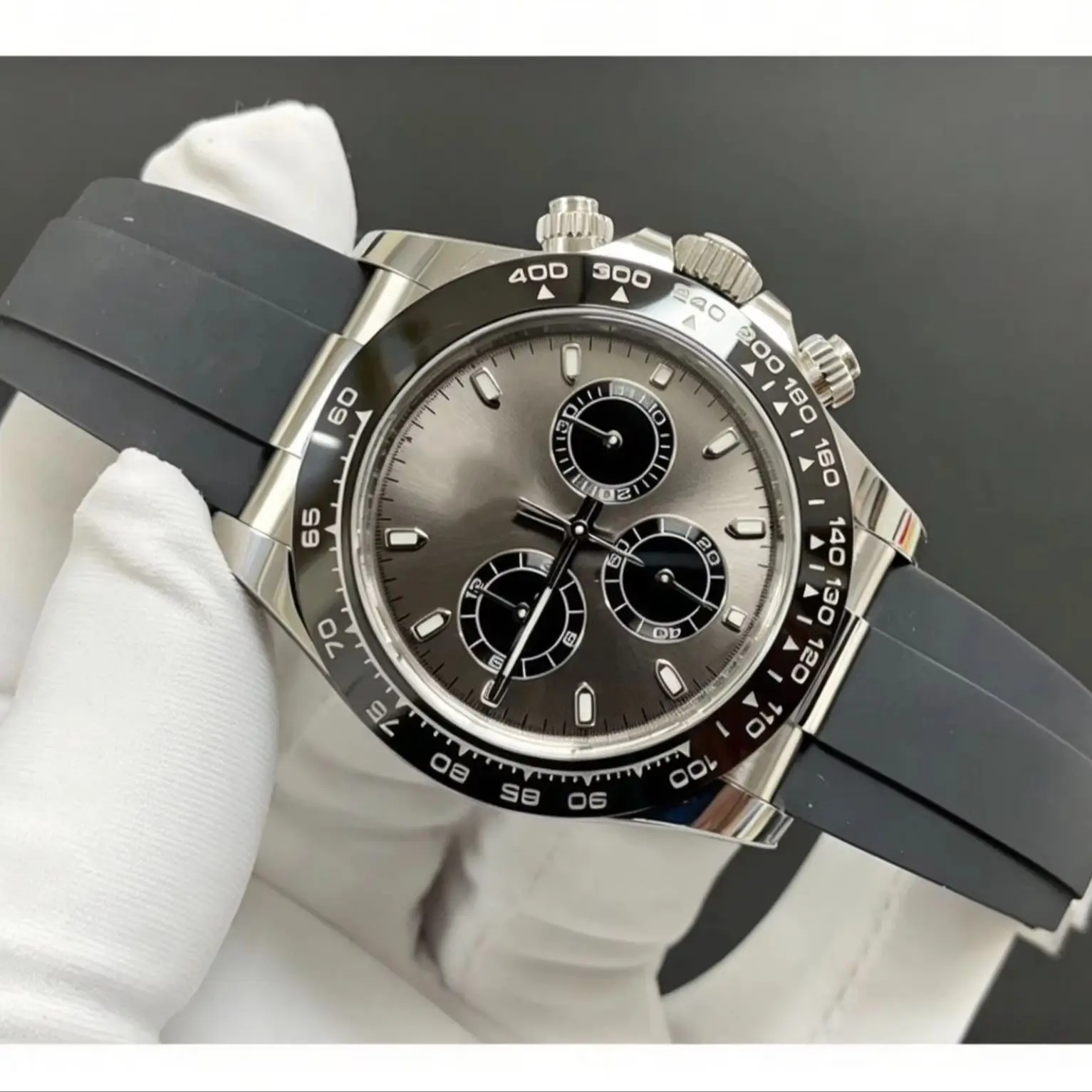 Customized watch, 40mm, sapphire glass mirror, custom integrated movement, rubber strap
Customized watch, 40mm, sapphire glass mirror, custom integrated movement, rubber strap