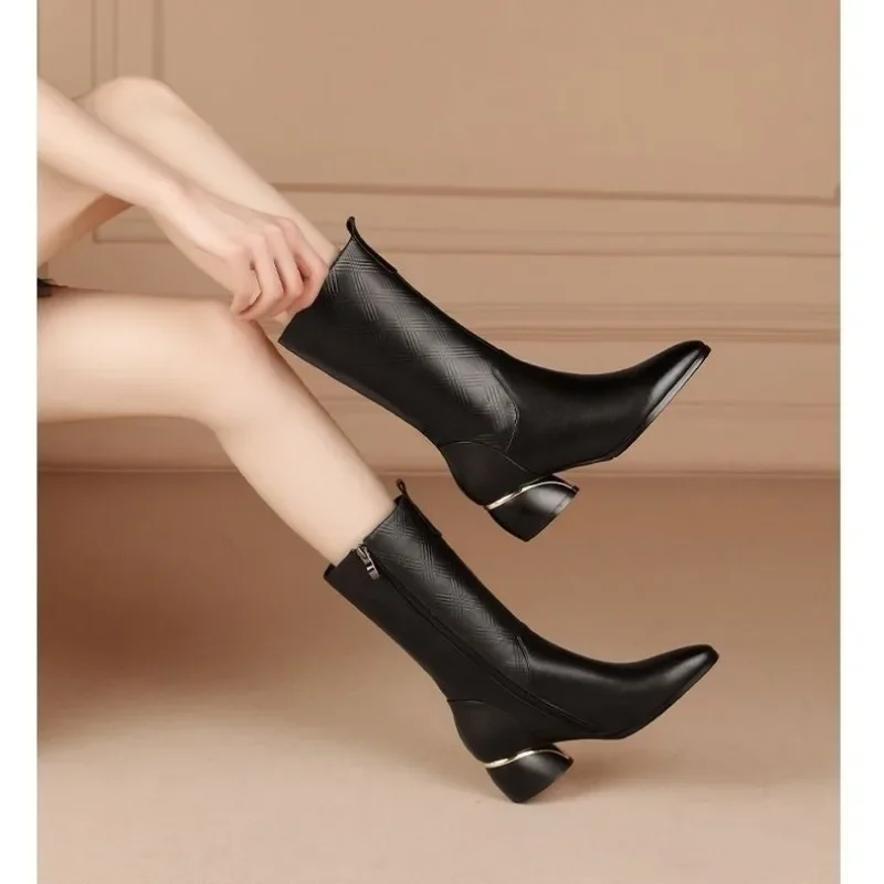 Autumn/Winter leather chunky women's mid-calf boots Lightweight low heel leather boots Warm and velvet non-slip women's boots
Autumn/Winter leather chunky women's mid-calf boots Lightweight low heel leather boots Warm and velvet non-slip women's boots